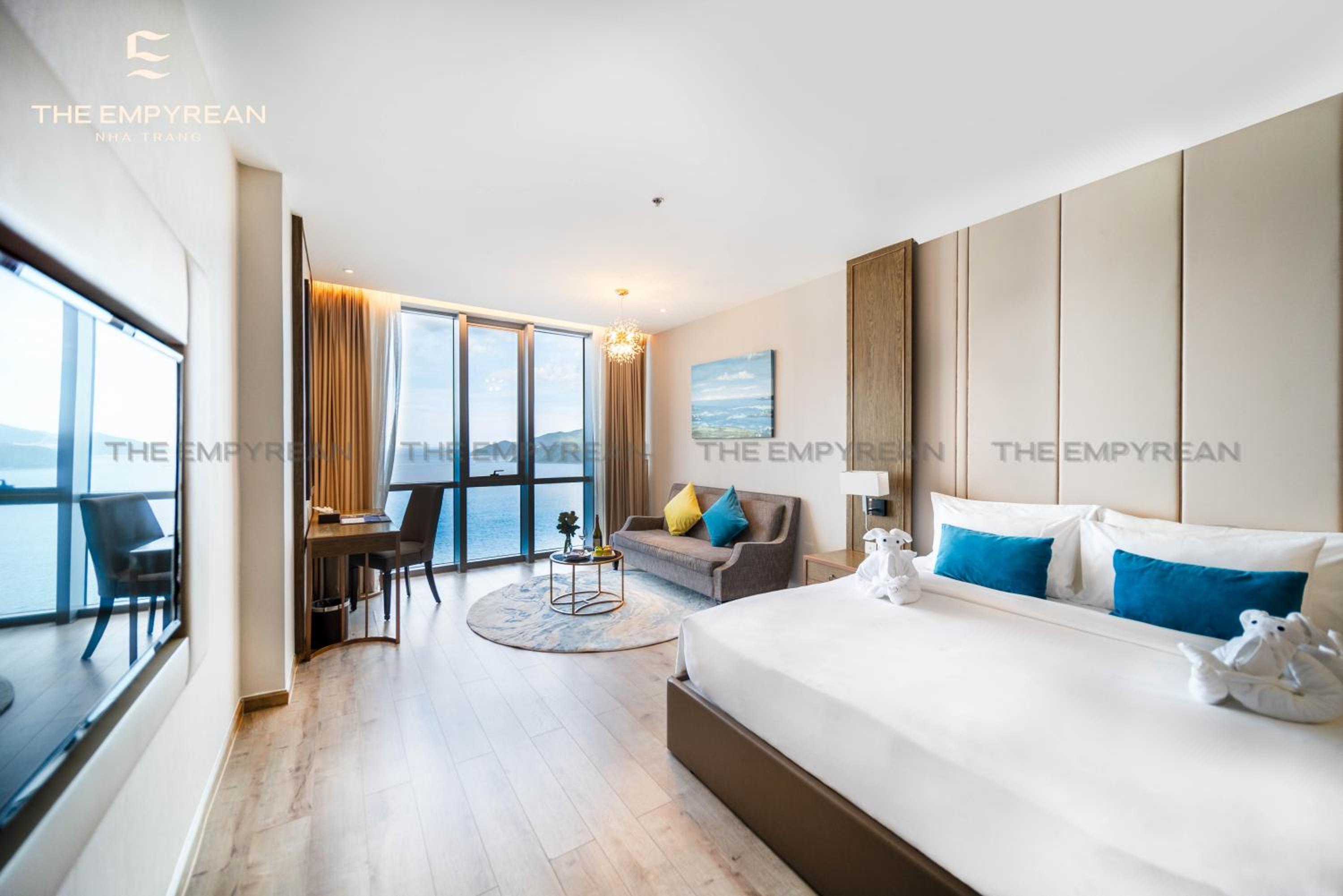 Deluxe King Room with Sea View - Photo 2