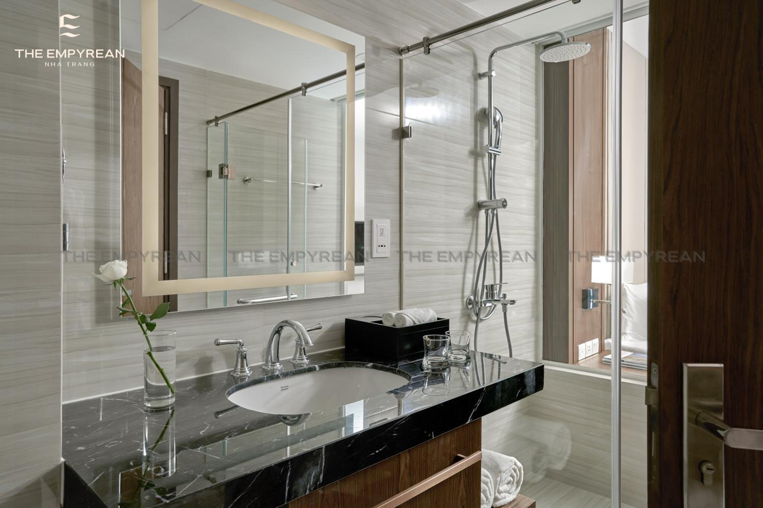 Deluxe King Room with Sea View - Photo 3
