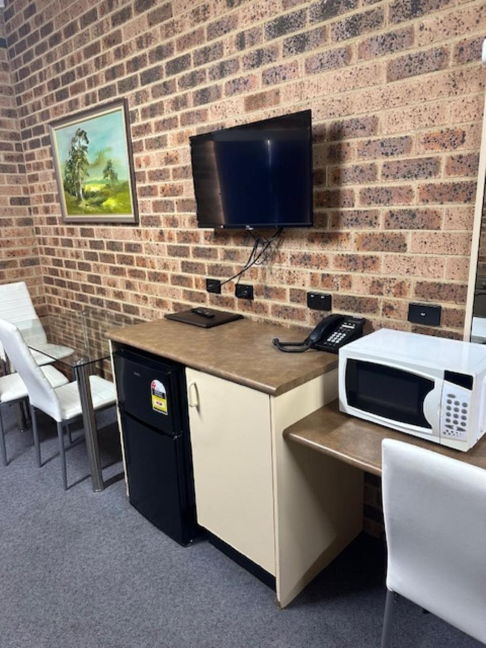 Queen Room photo 2