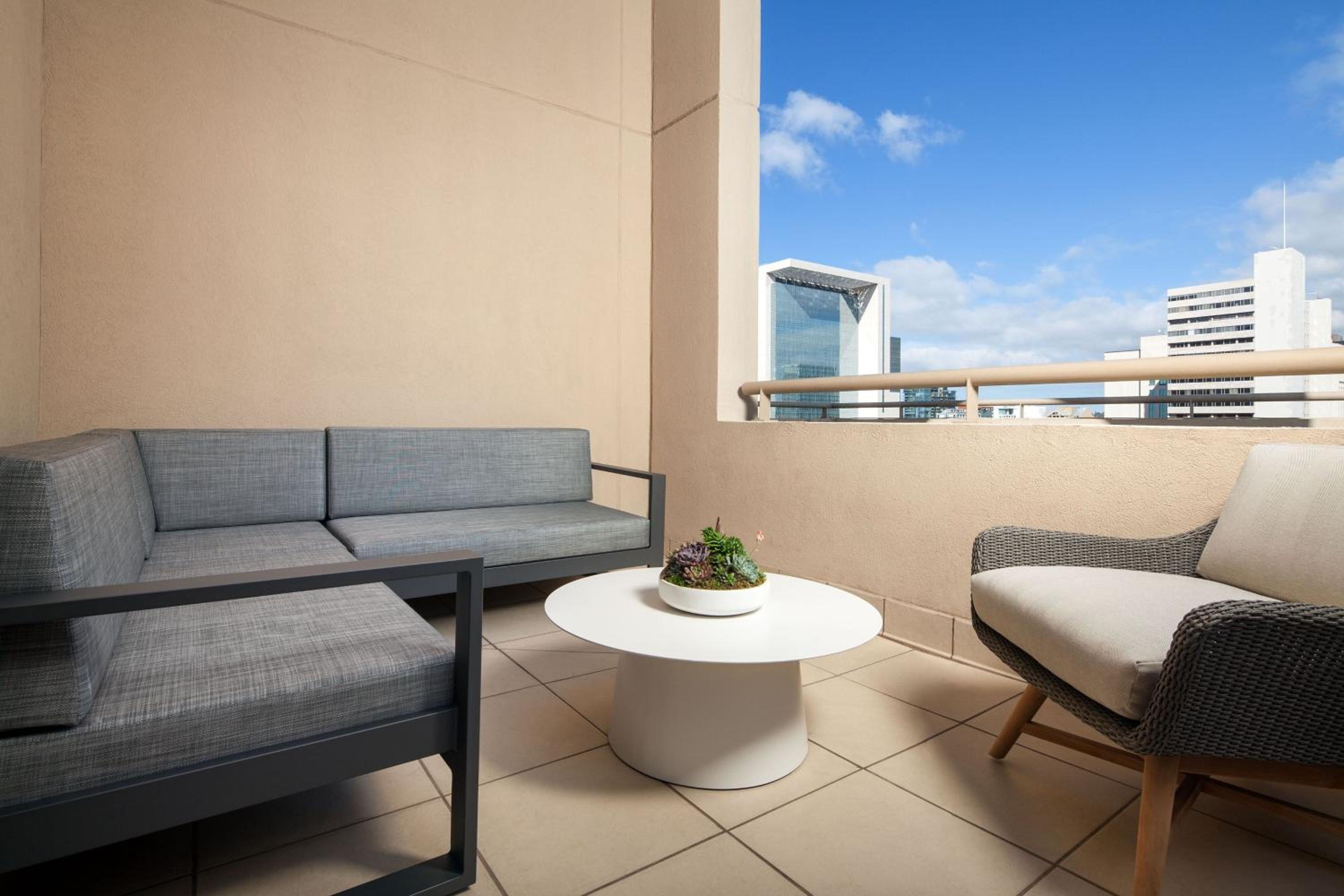 Deluxe, Guest room, 1 King, City view, Balcony