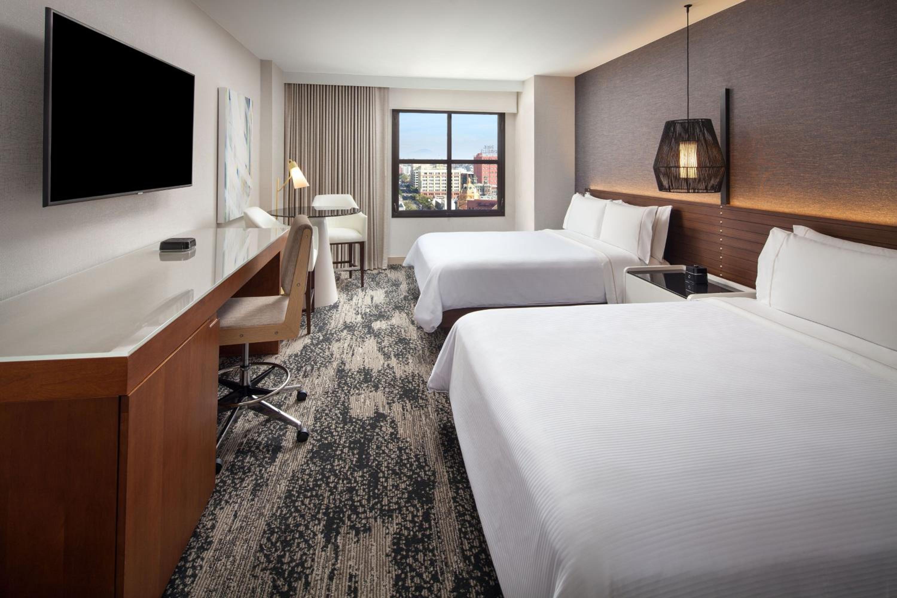 Junior Suite, 2 Double, City view, Balcony