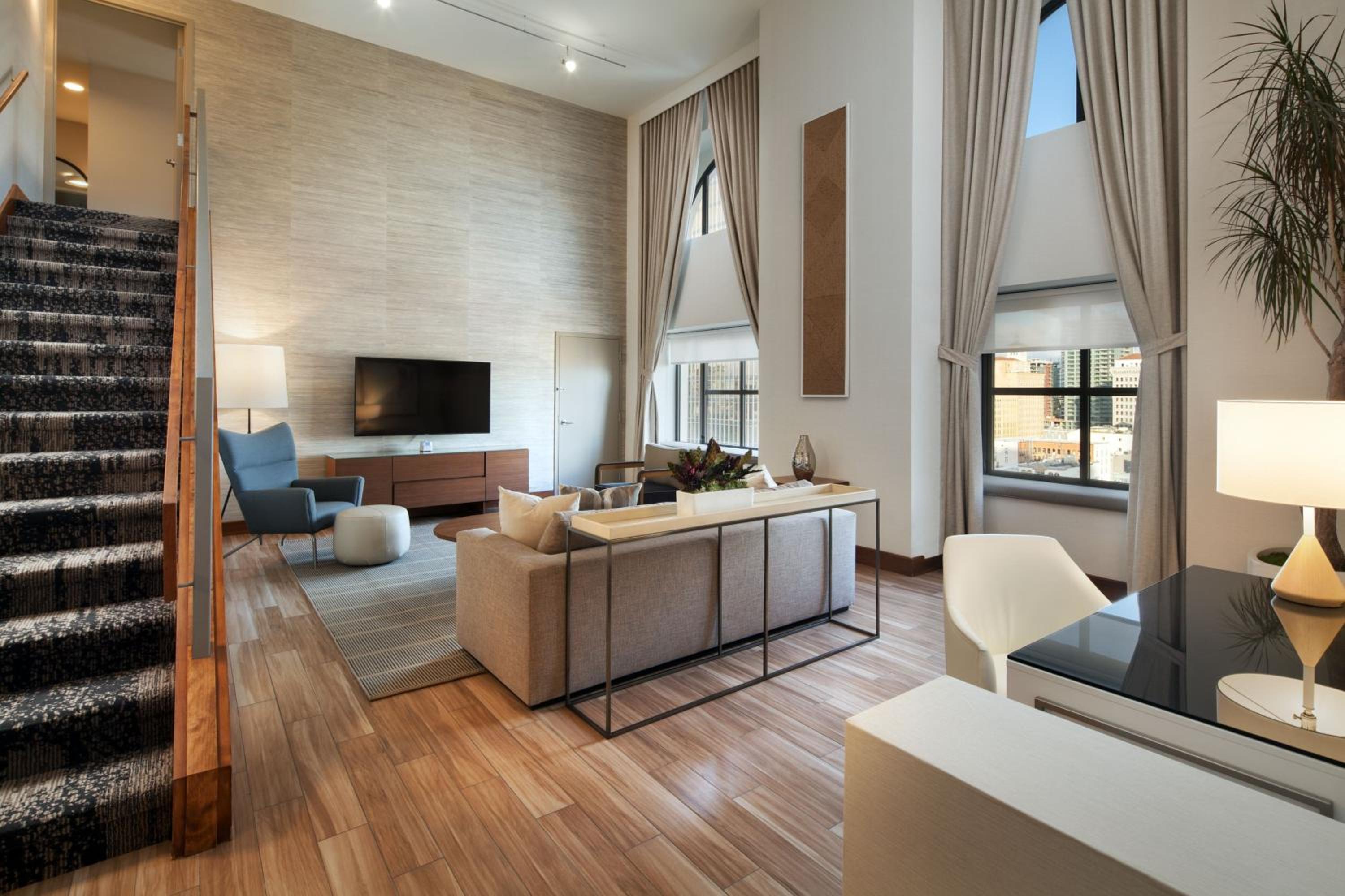Executive, 1 Bedroom Bi-level Suite, 1 King, Sofa bed
