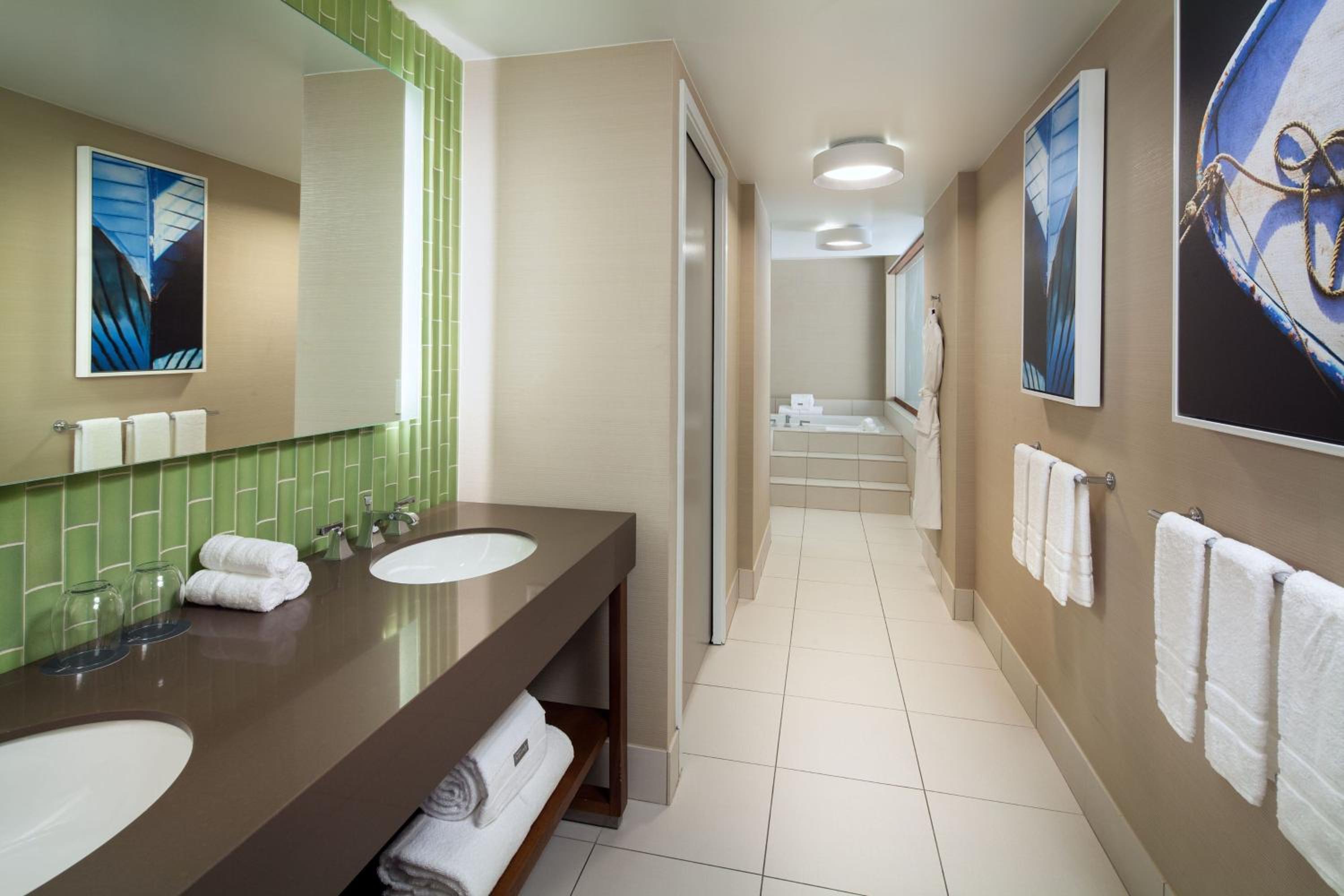 Bi-level Suite, 1 King, Sofa bed - Photo 6