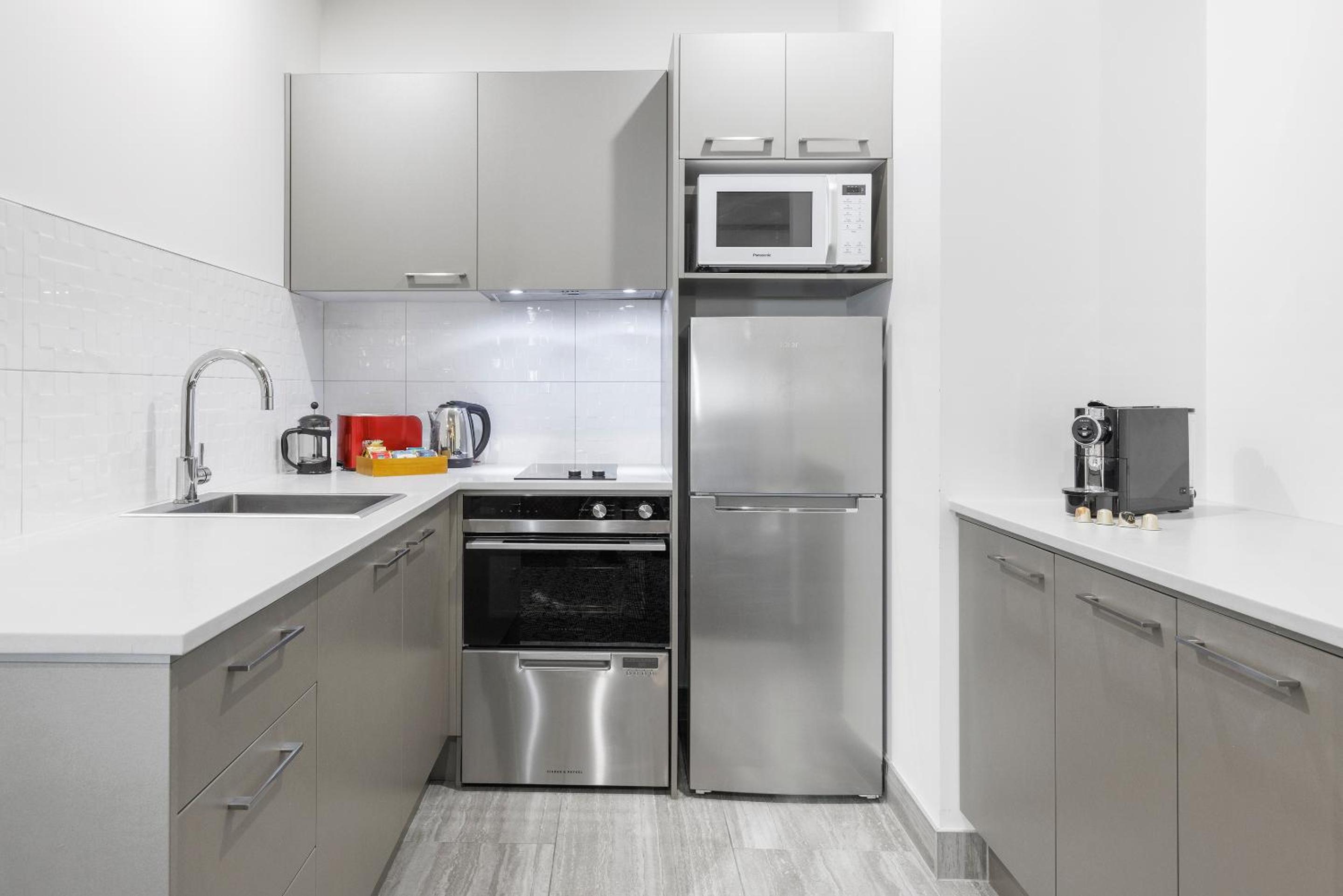 Premier Three Bedroom Apartment with Balcony - Photo 3
