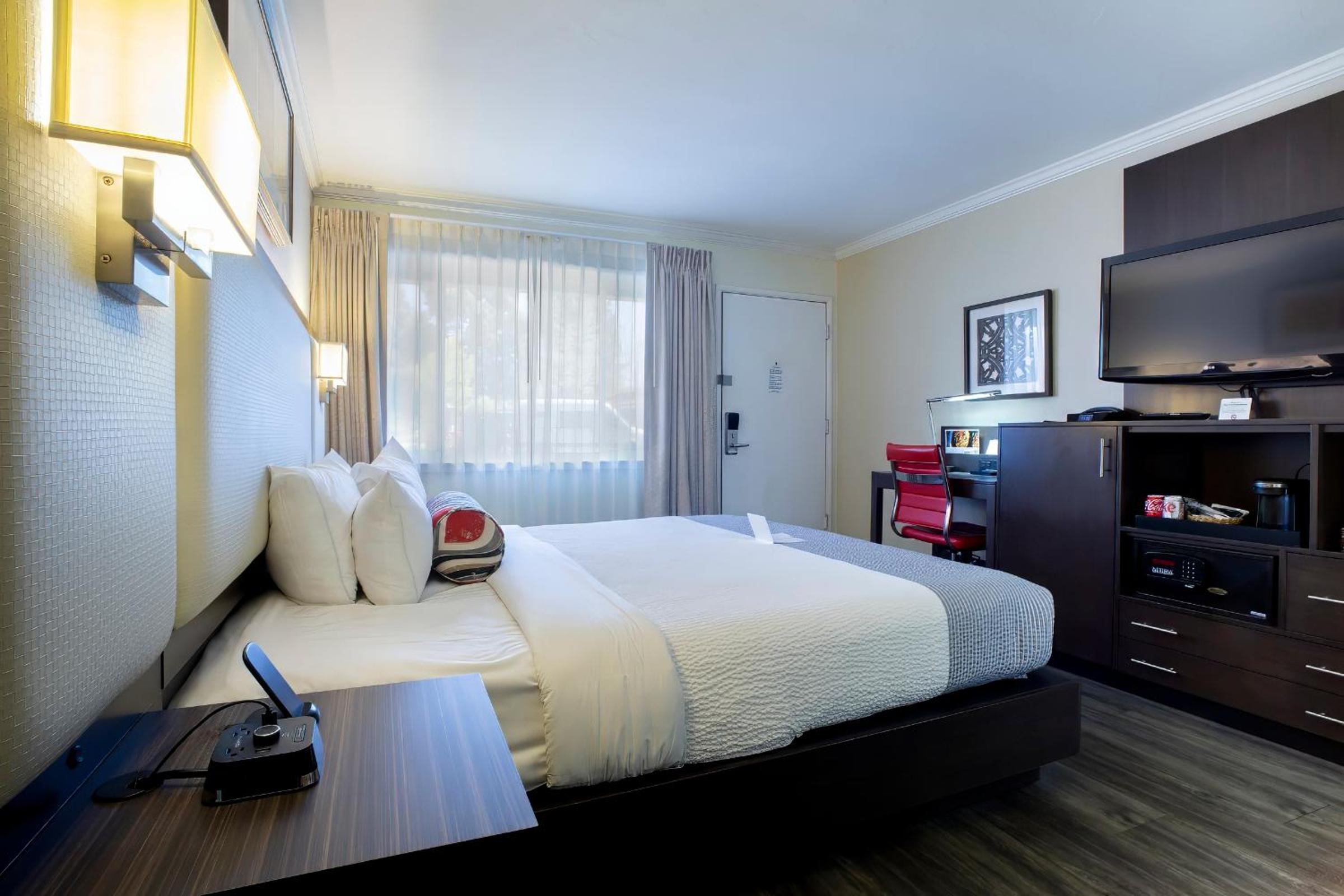Deluxe King Room - Non-Smoking - Photo 7