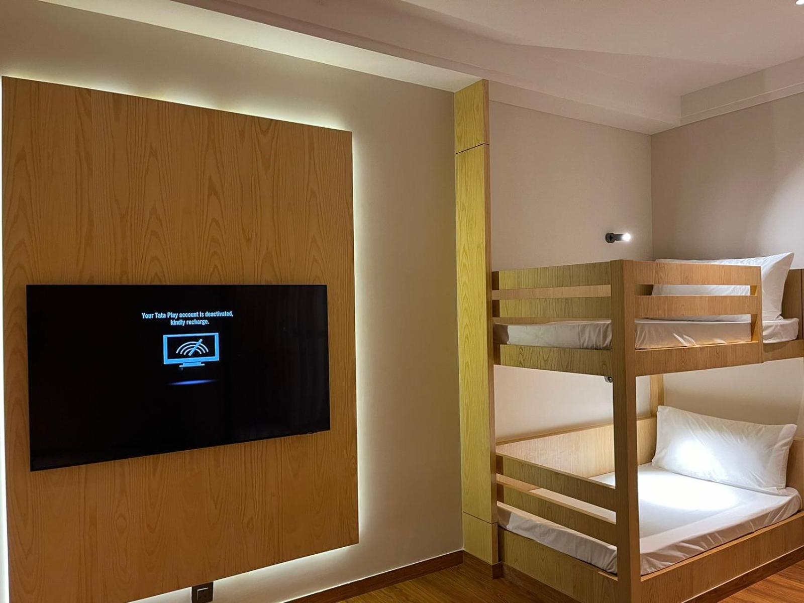 1 Bedroom Family Suite, 1 King, Alternate: bunk beds, Mountain view, Balcony photo 1