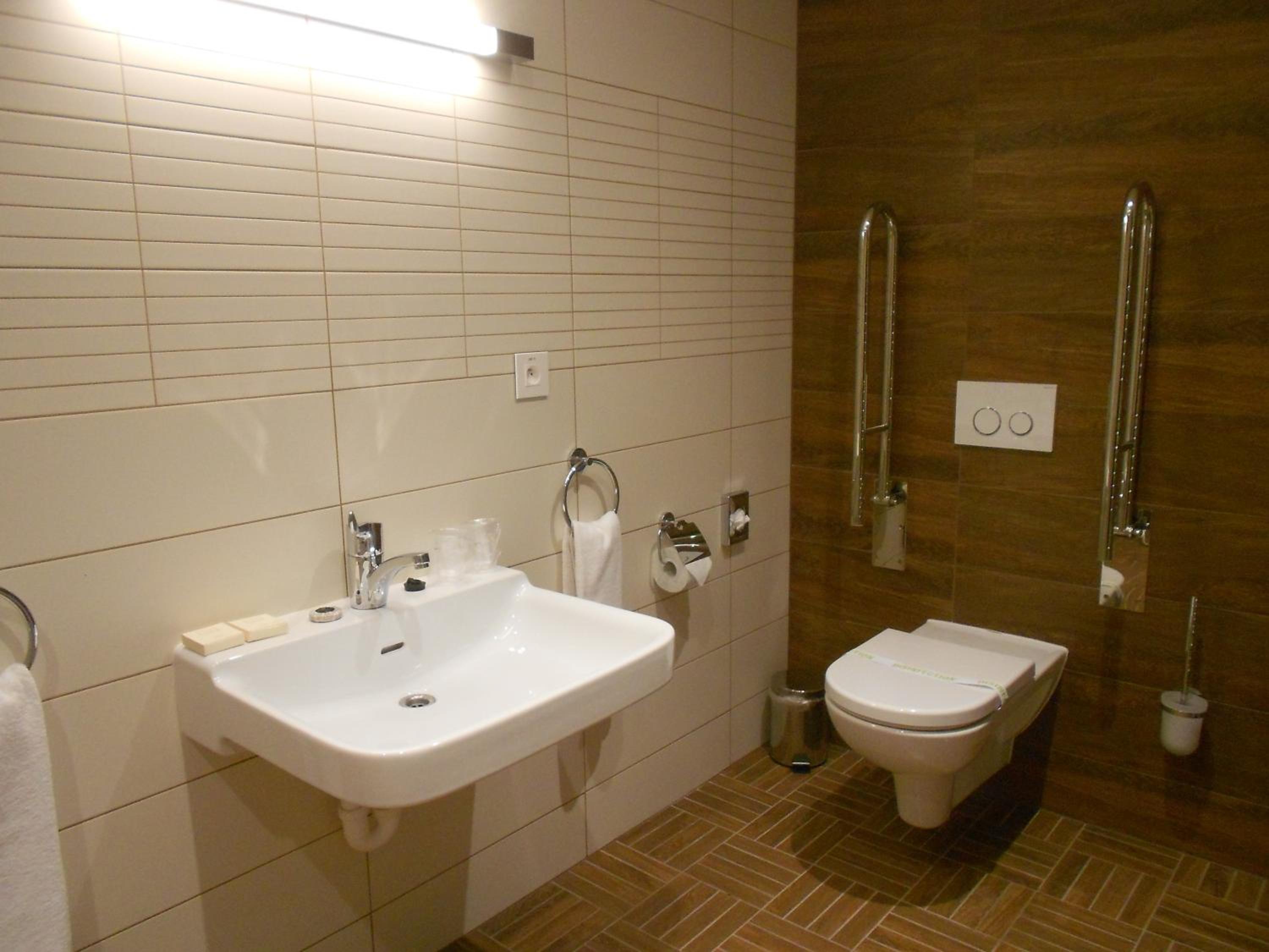 Double Room - Disability Access photo 3