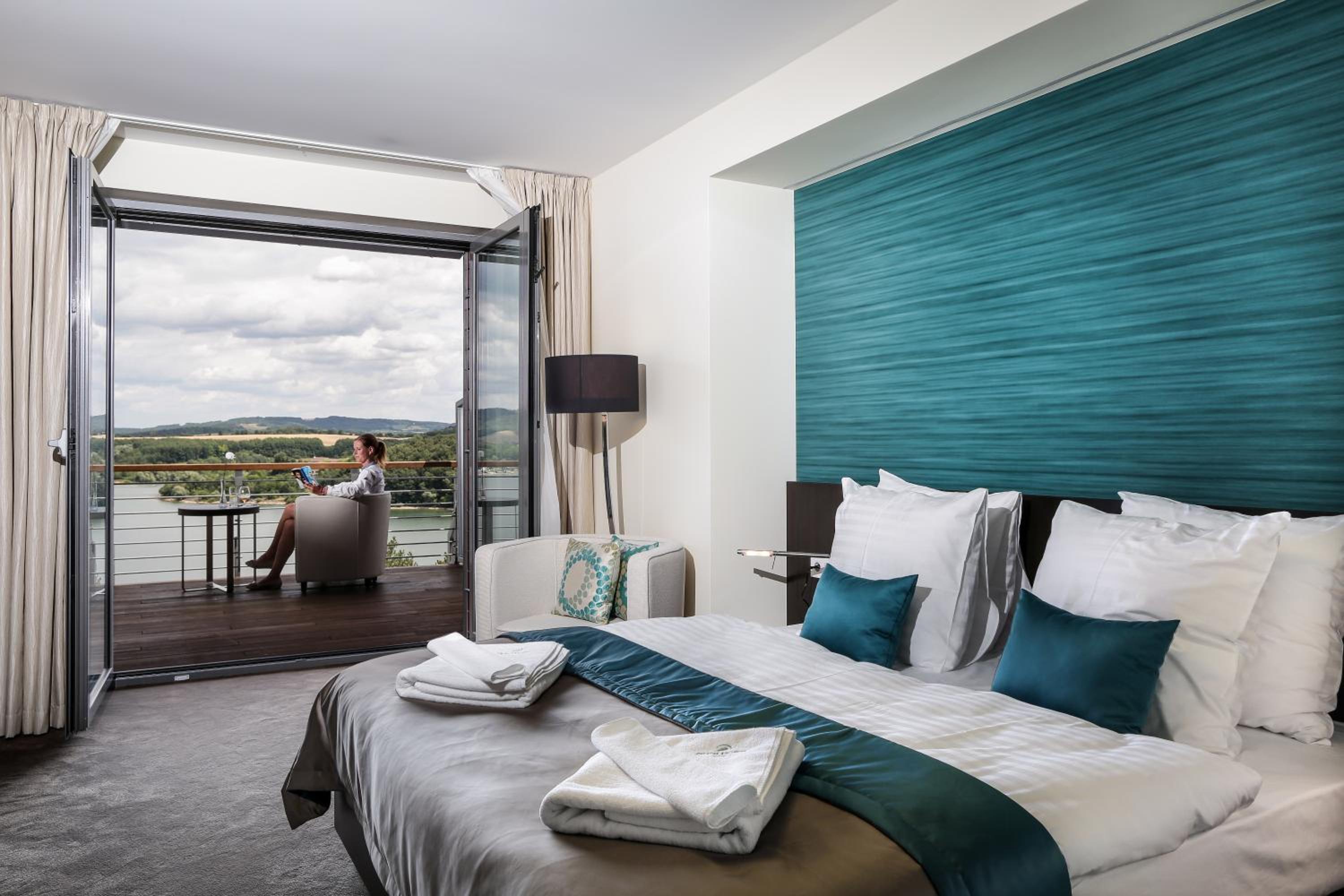 Deluxe Double Room with Lake View photo 2