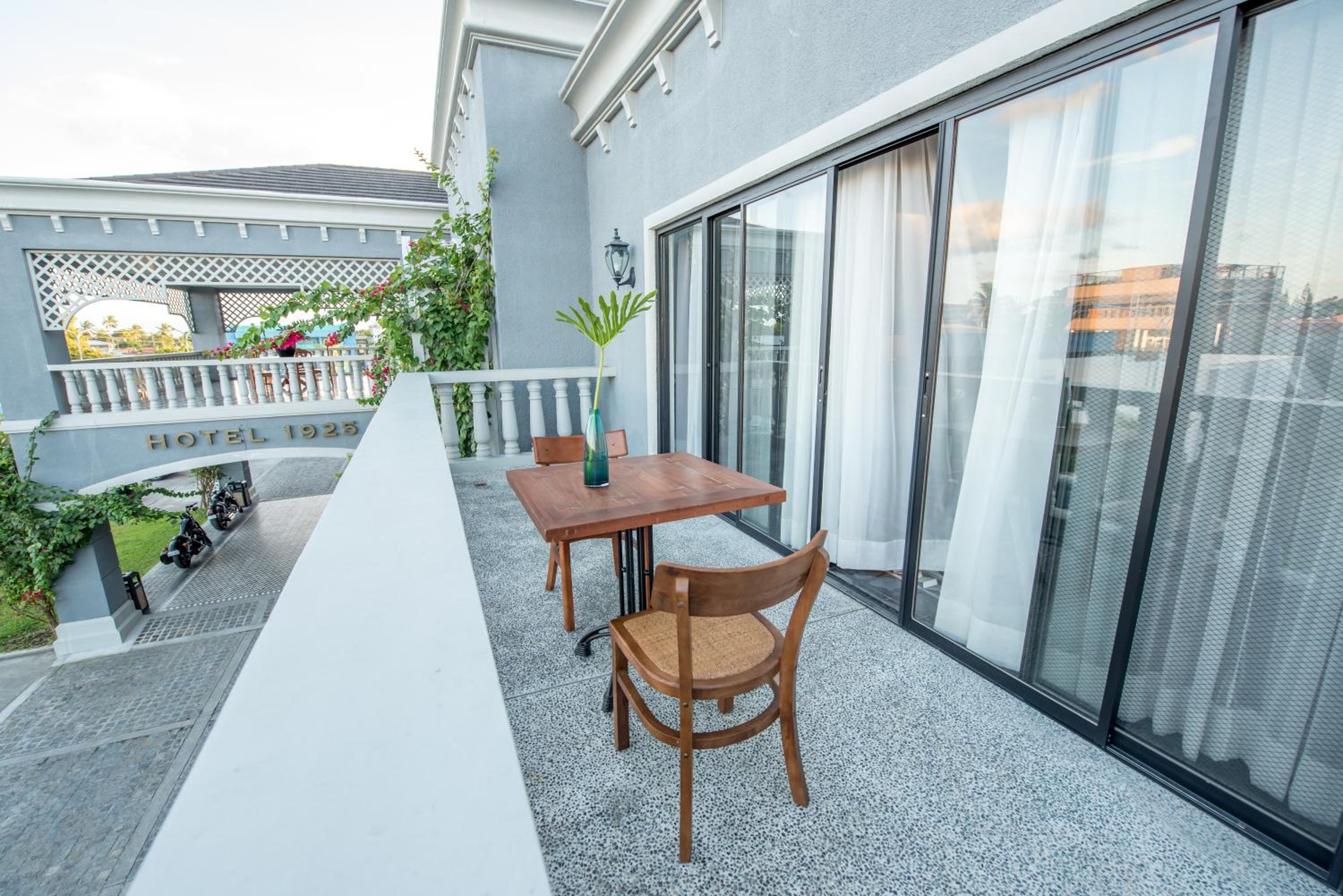 King Suite with Balcony photo 3