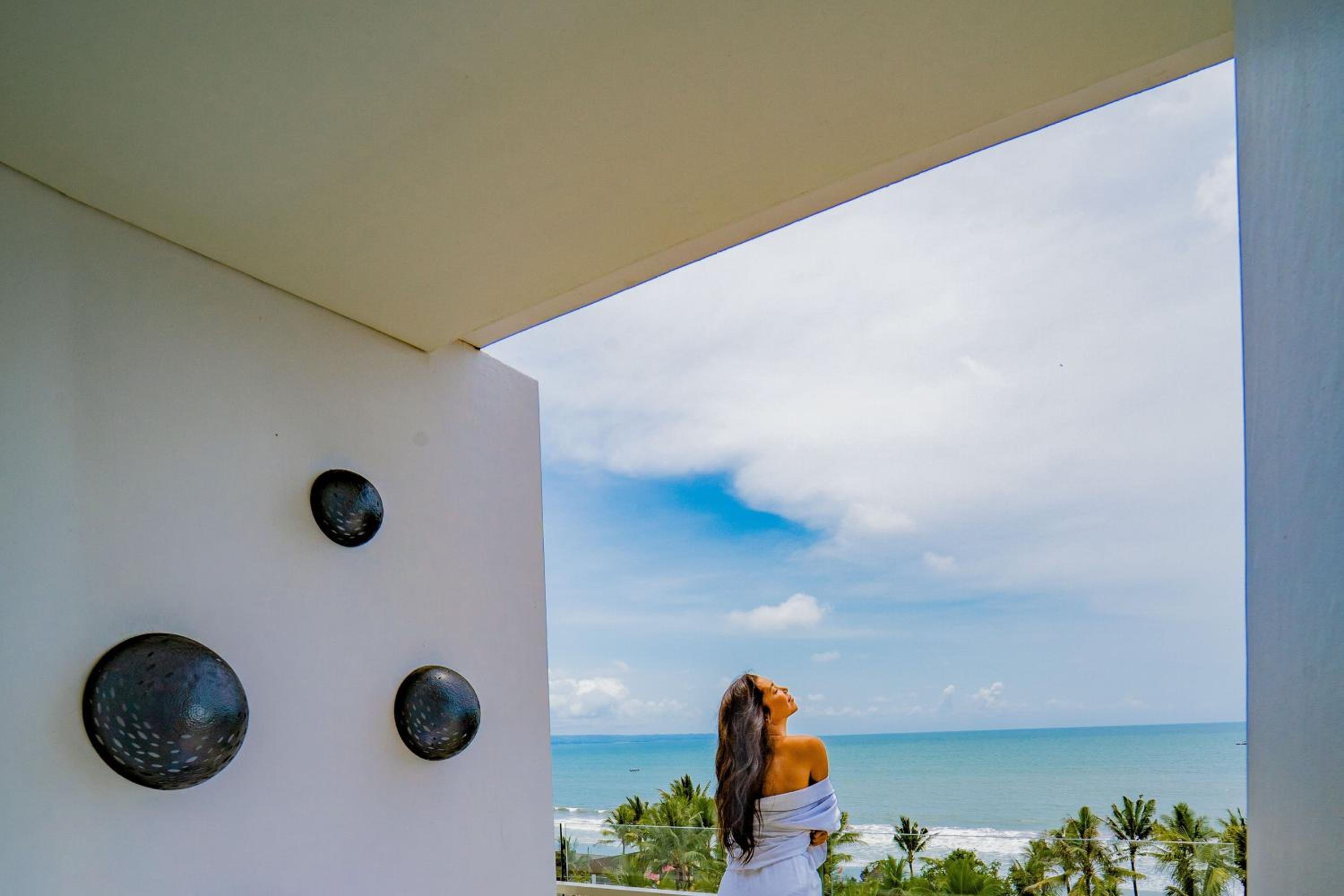 Premiere Ocean Facing View, Guest room, 1 King, Resort view, Balcony - Photo 5