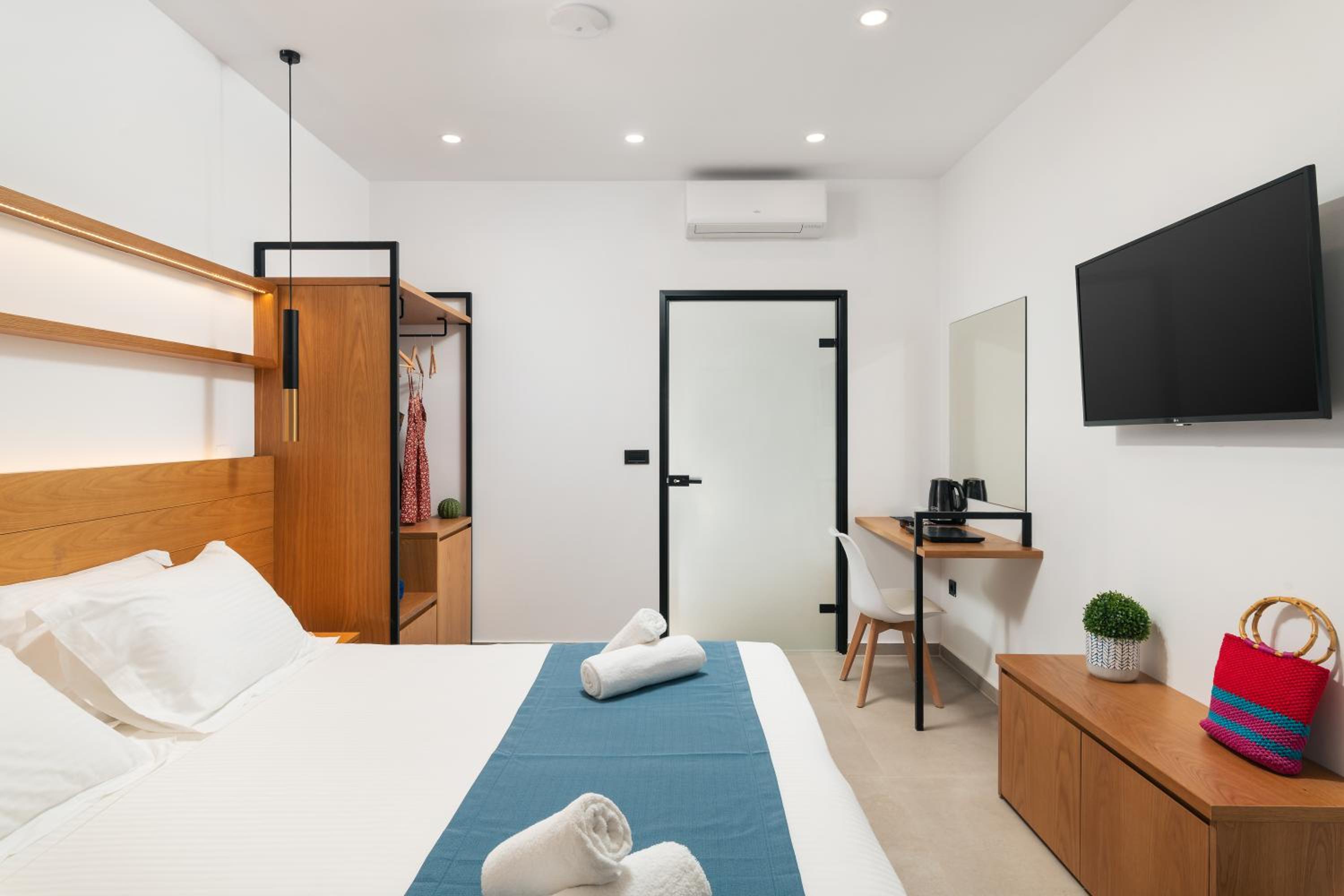 Standard Double or Twin Room with Street View photo 3