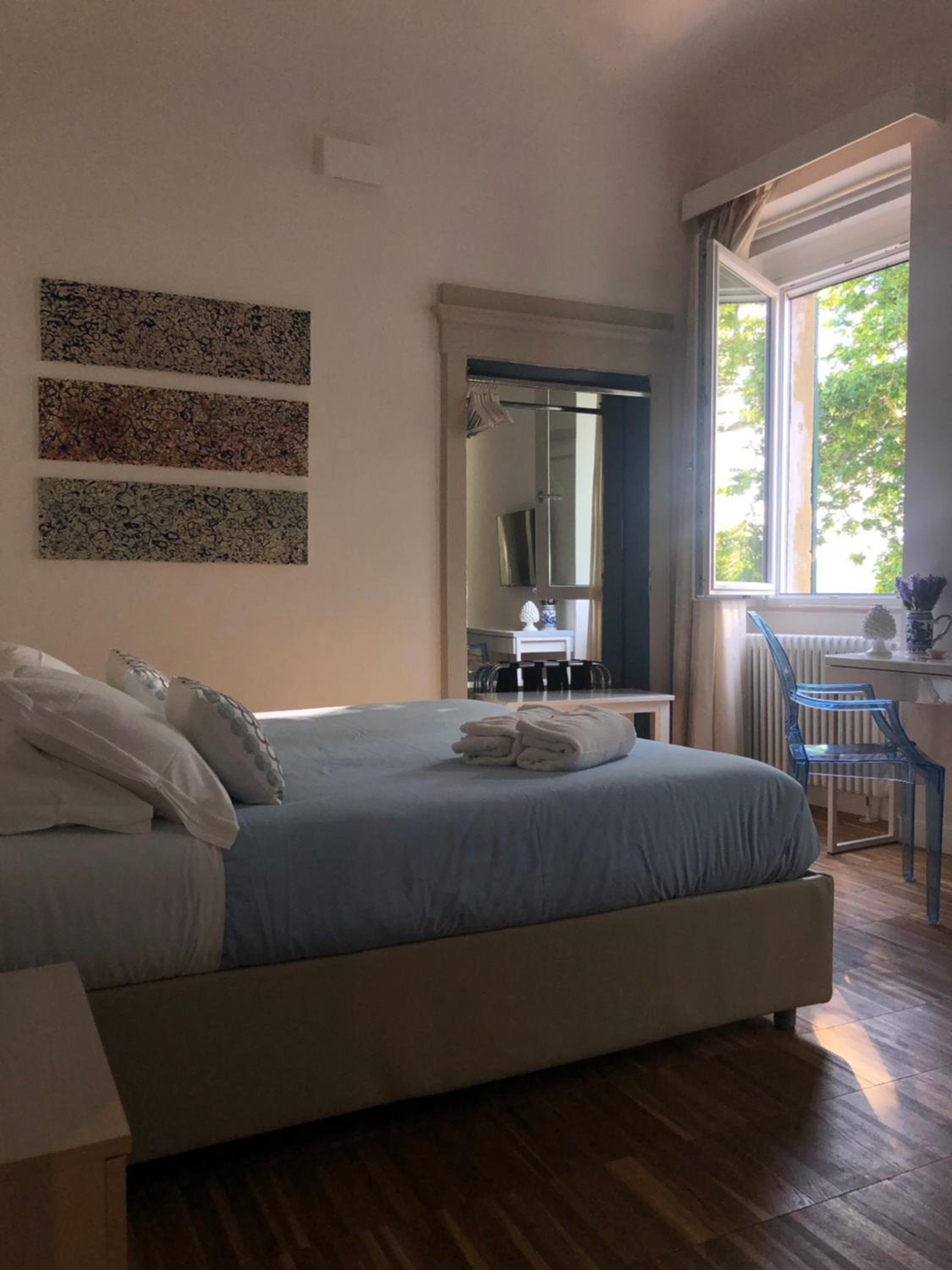 Large Double Room - Photo 14