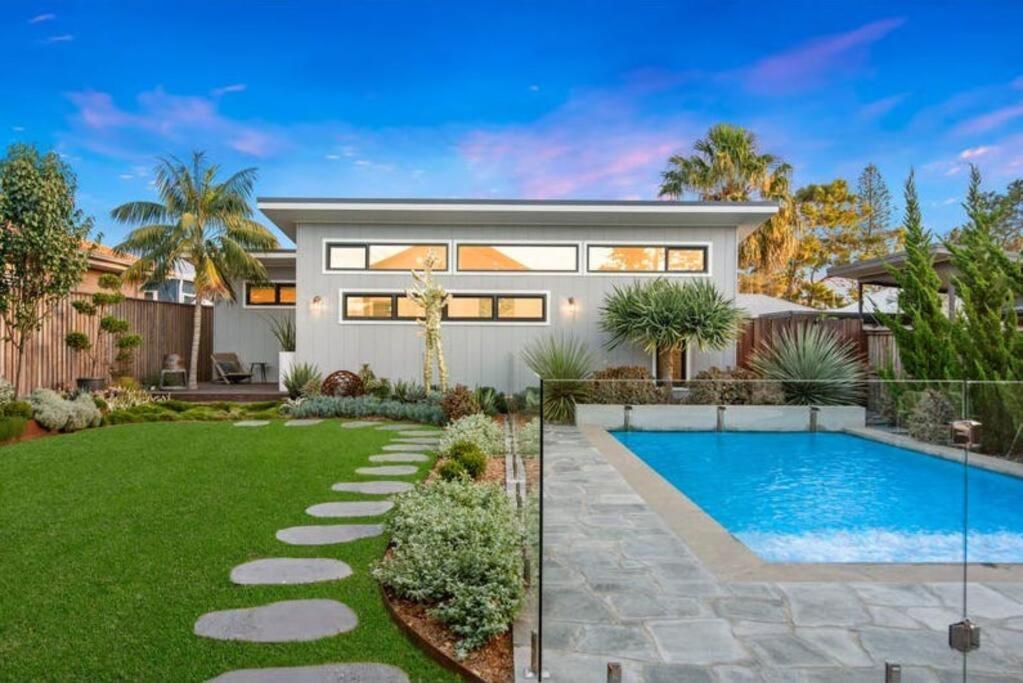 Six-Bedroom House photo 3
