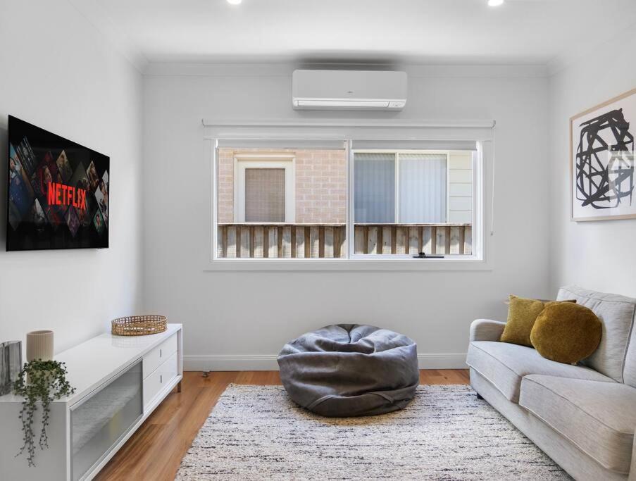 Six-Bedroom House photo 2