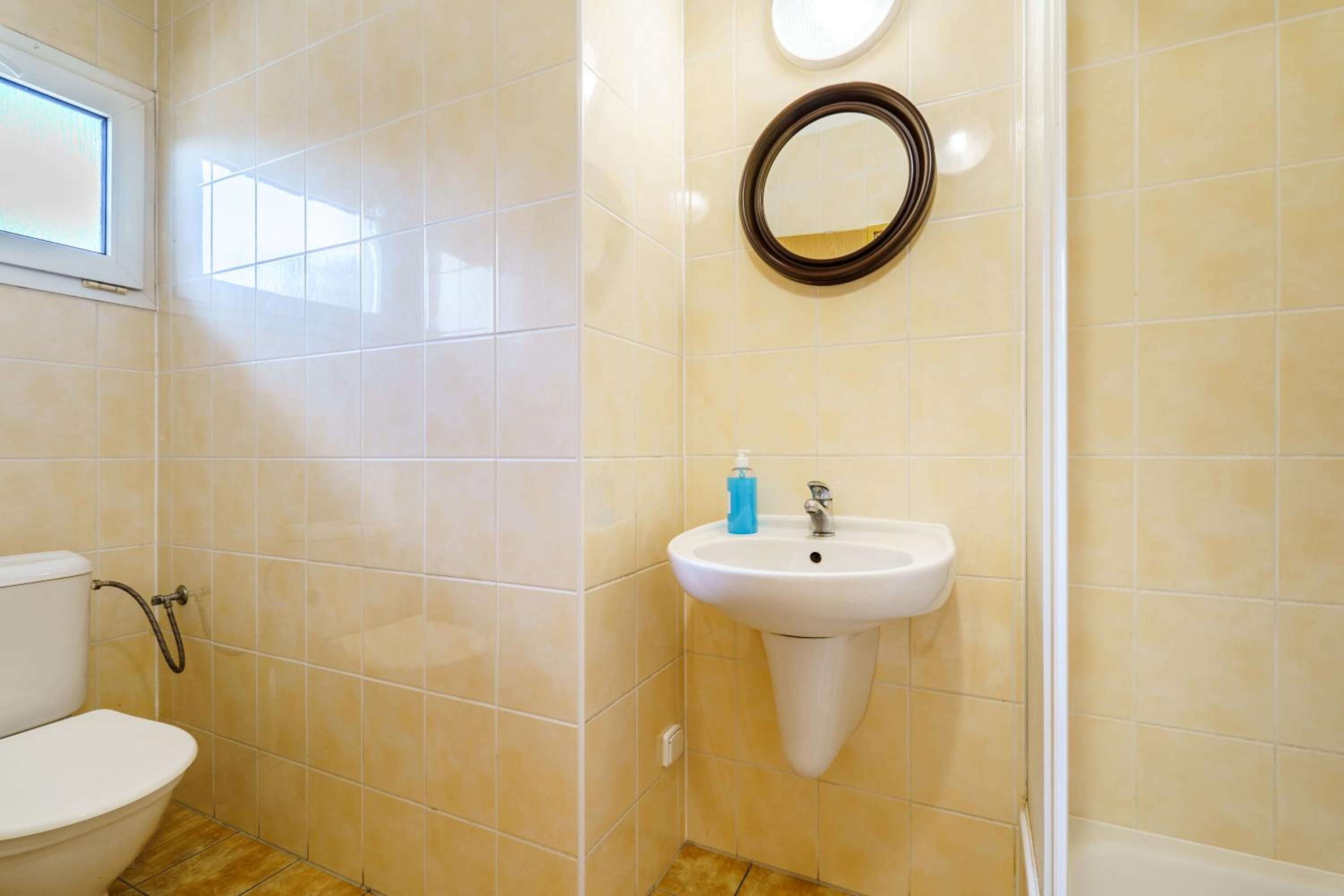 Two-Bedroom Bungalow - Photo 2