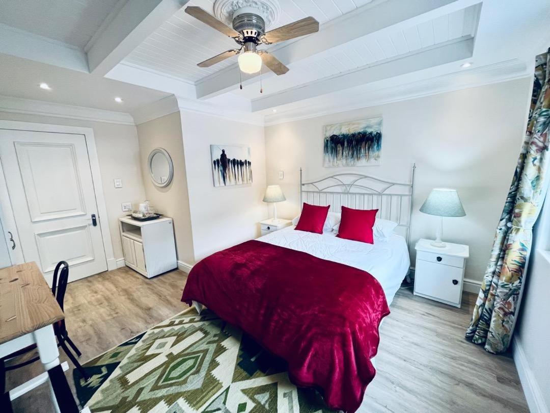 Comfort Queen Room photo 1