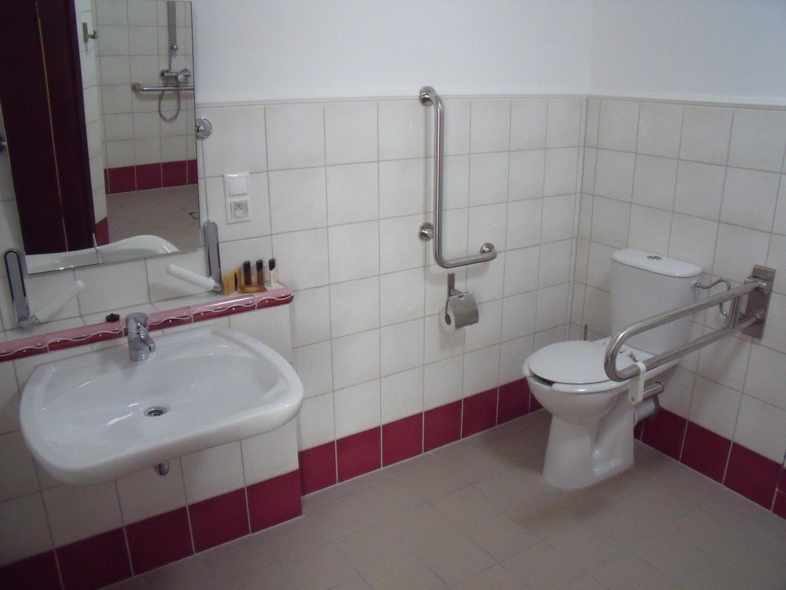 Single Room - Disability Access photo 3
