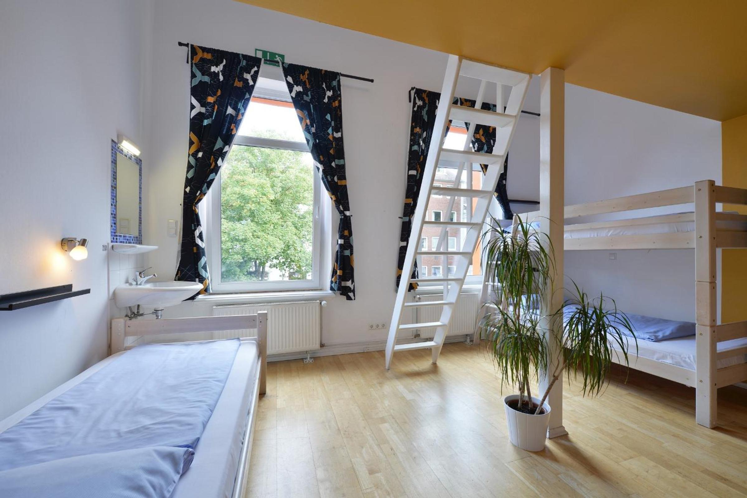 Bed in 7-Bed Mixed Dormitory Room