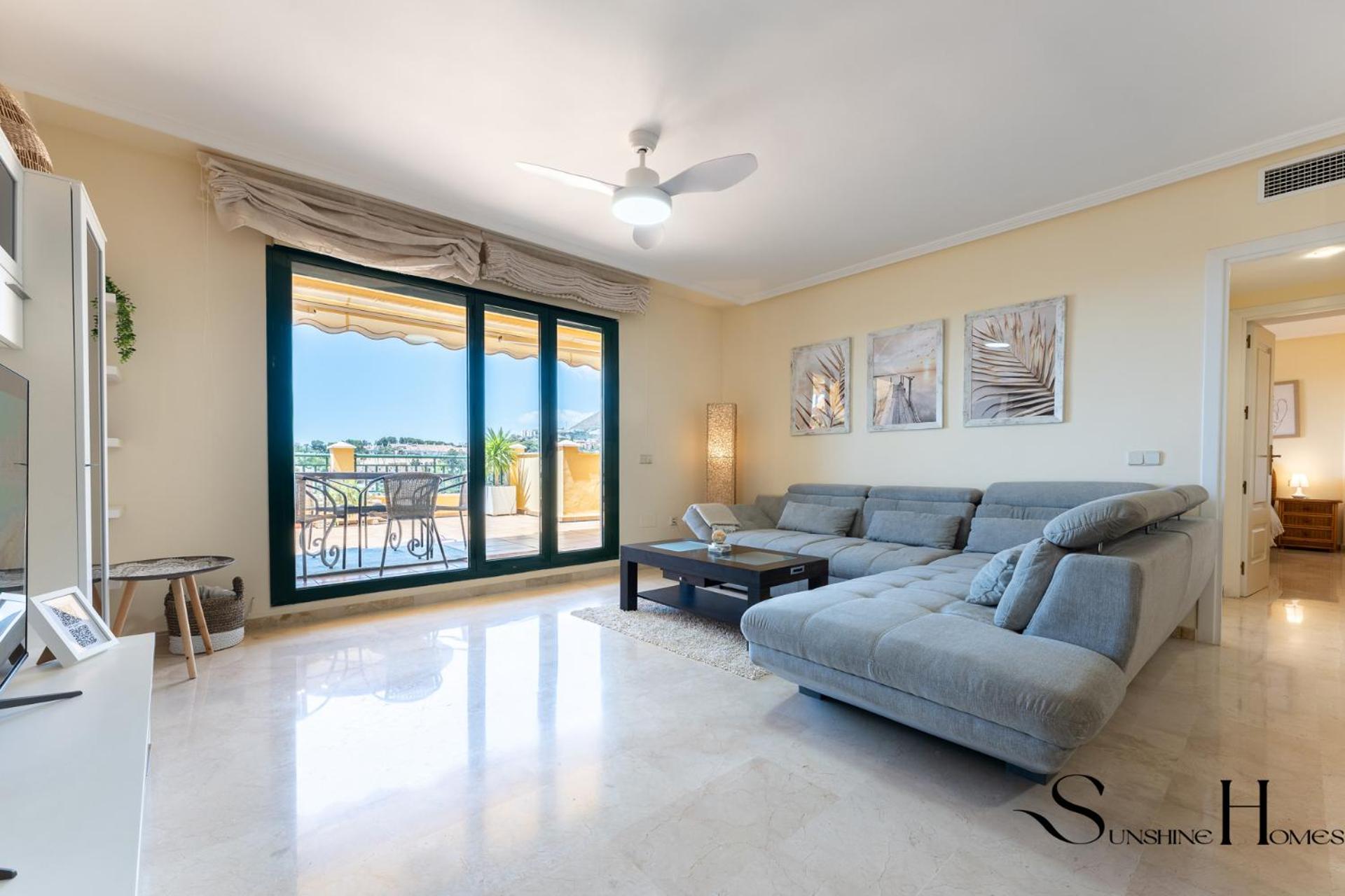 Apartamento de dos habitaciones con balcón y vista al mar