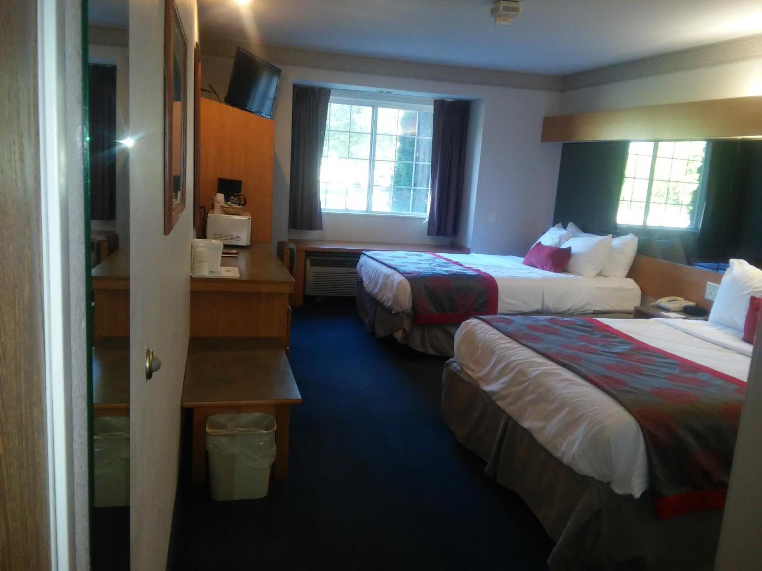 Queen Room with Two Queen Beds - Mobility Access/Non-Smoking - Photo 3