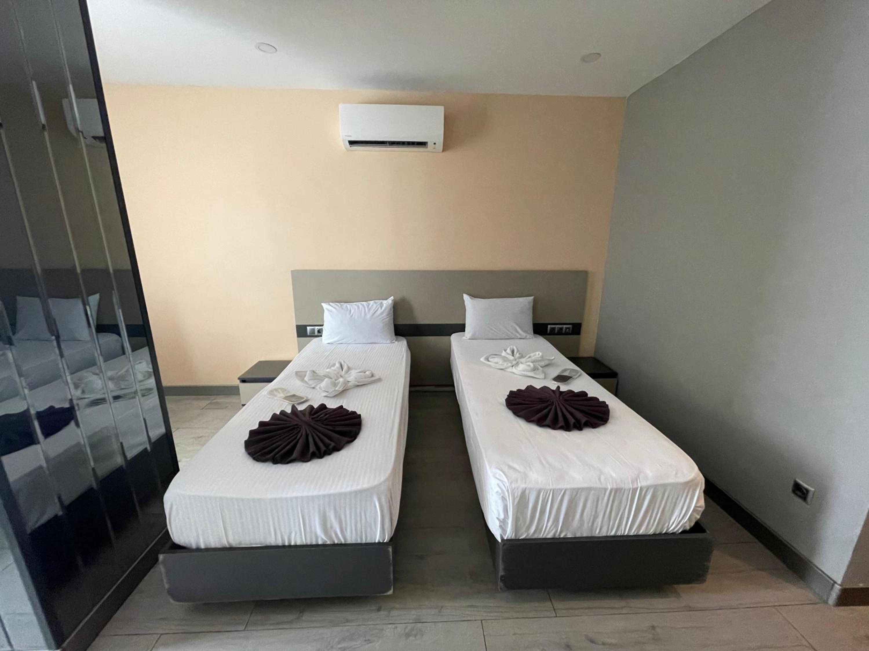 Standard Twin Room - Photo 1