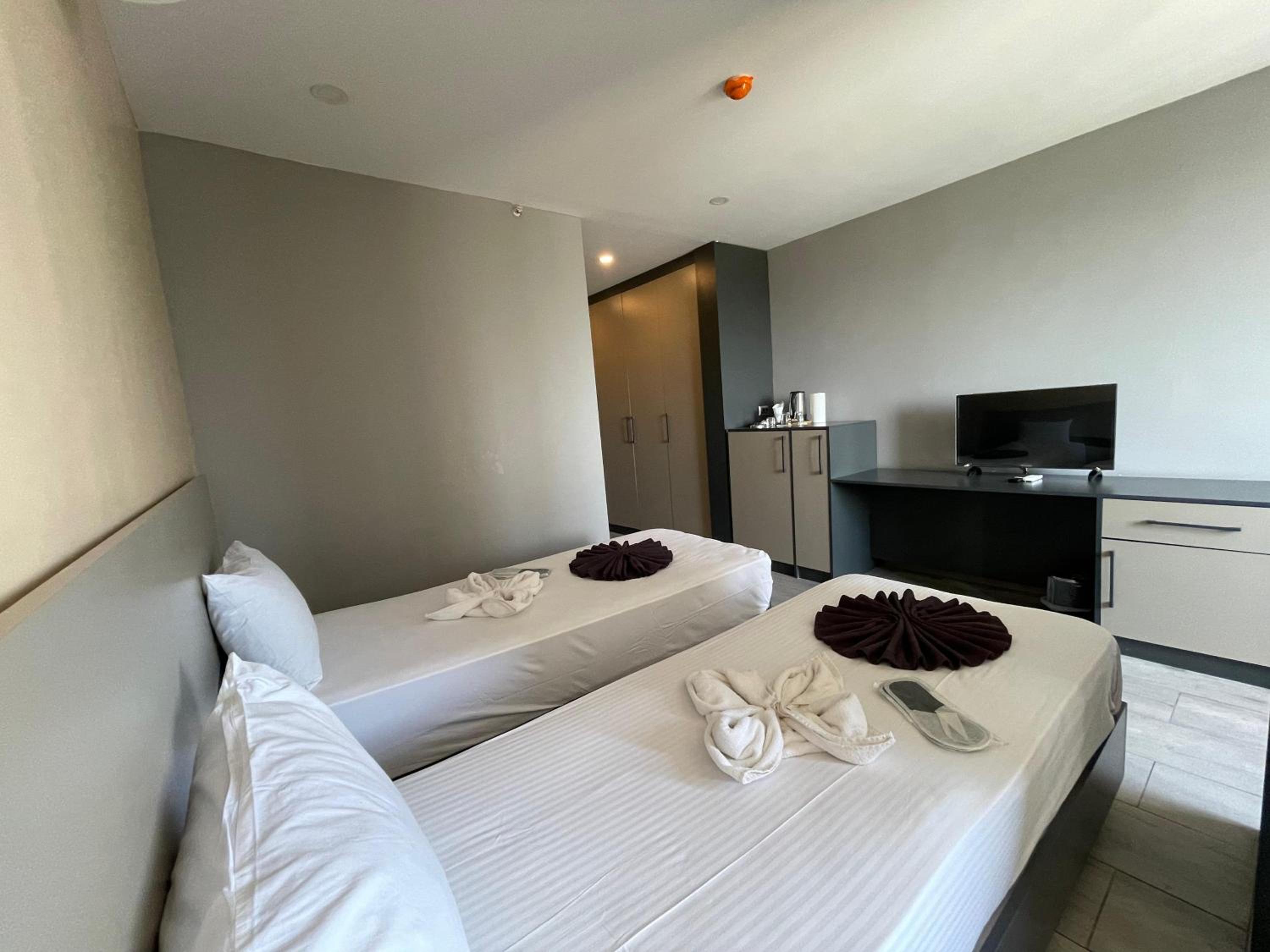 Standard Twin Room - Photo 2