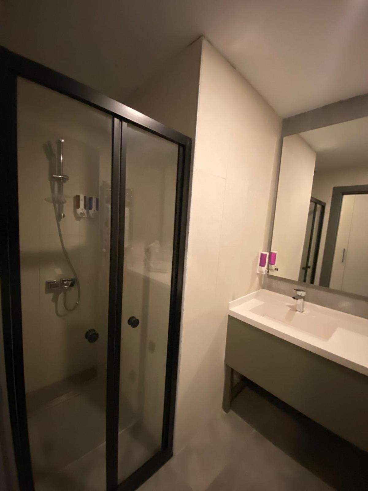 Standard Twin Room - Photo 5