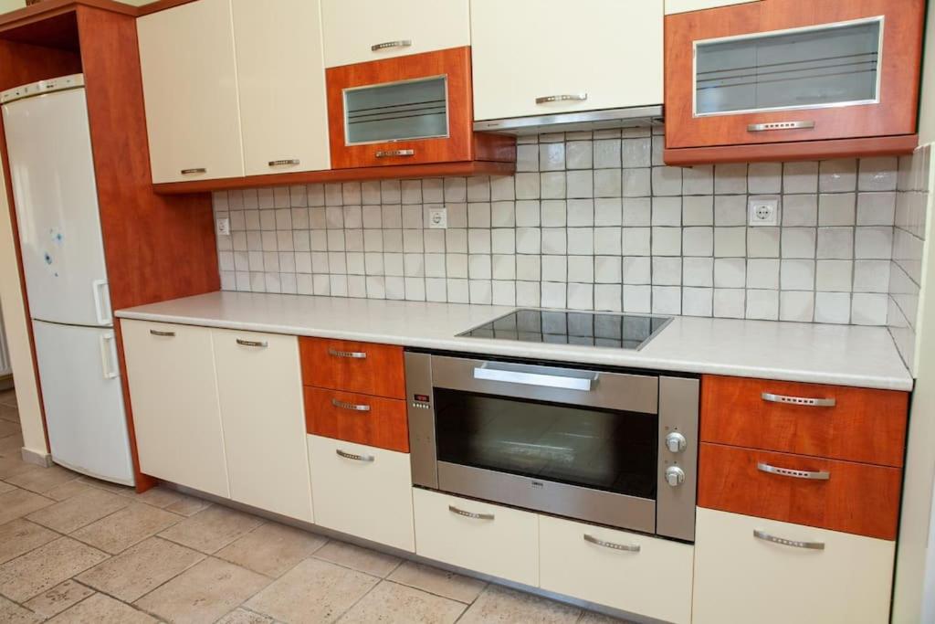 Three-Bedroom Apartment photo 2