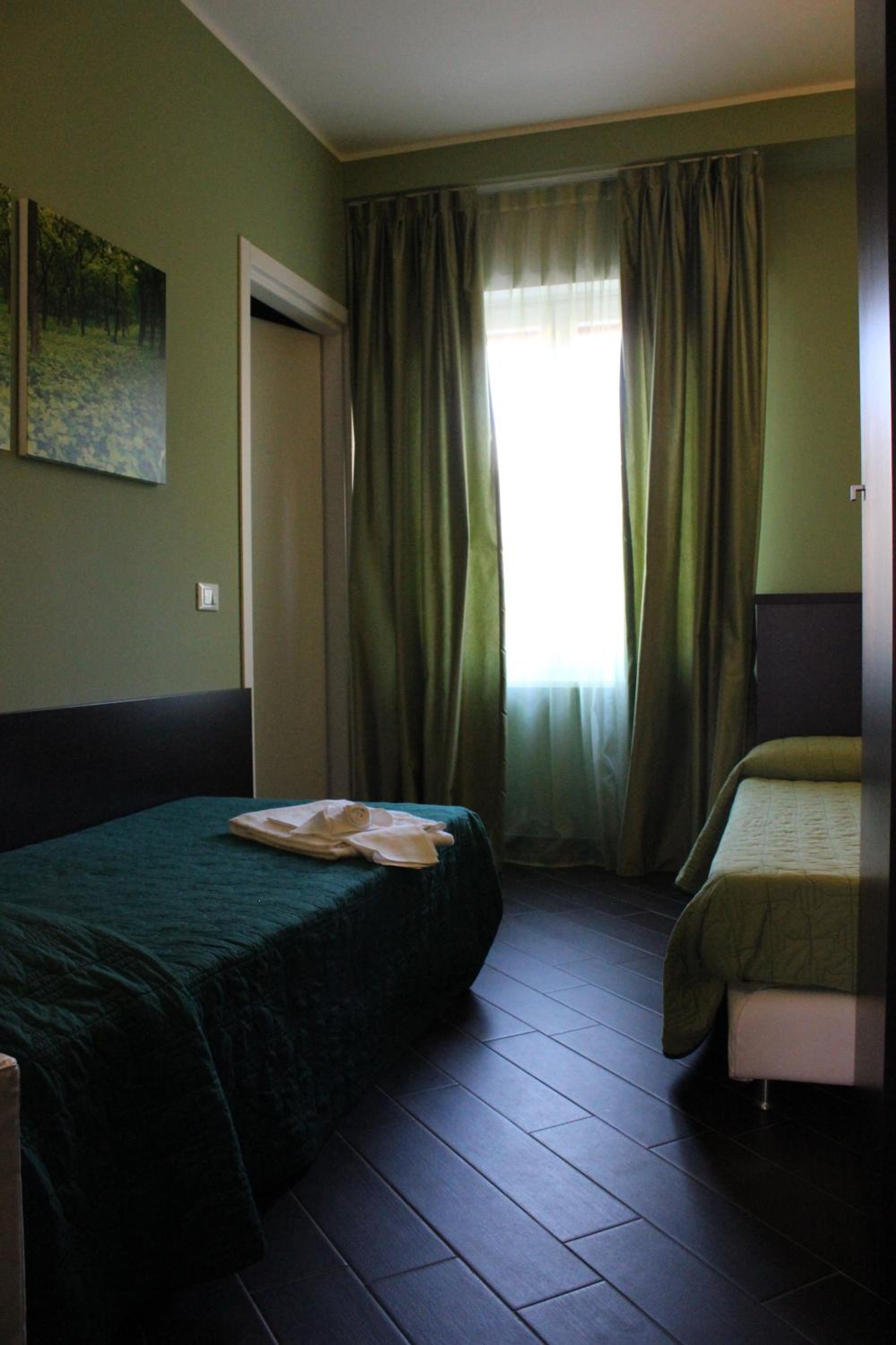 Twin Room - Photo 6
