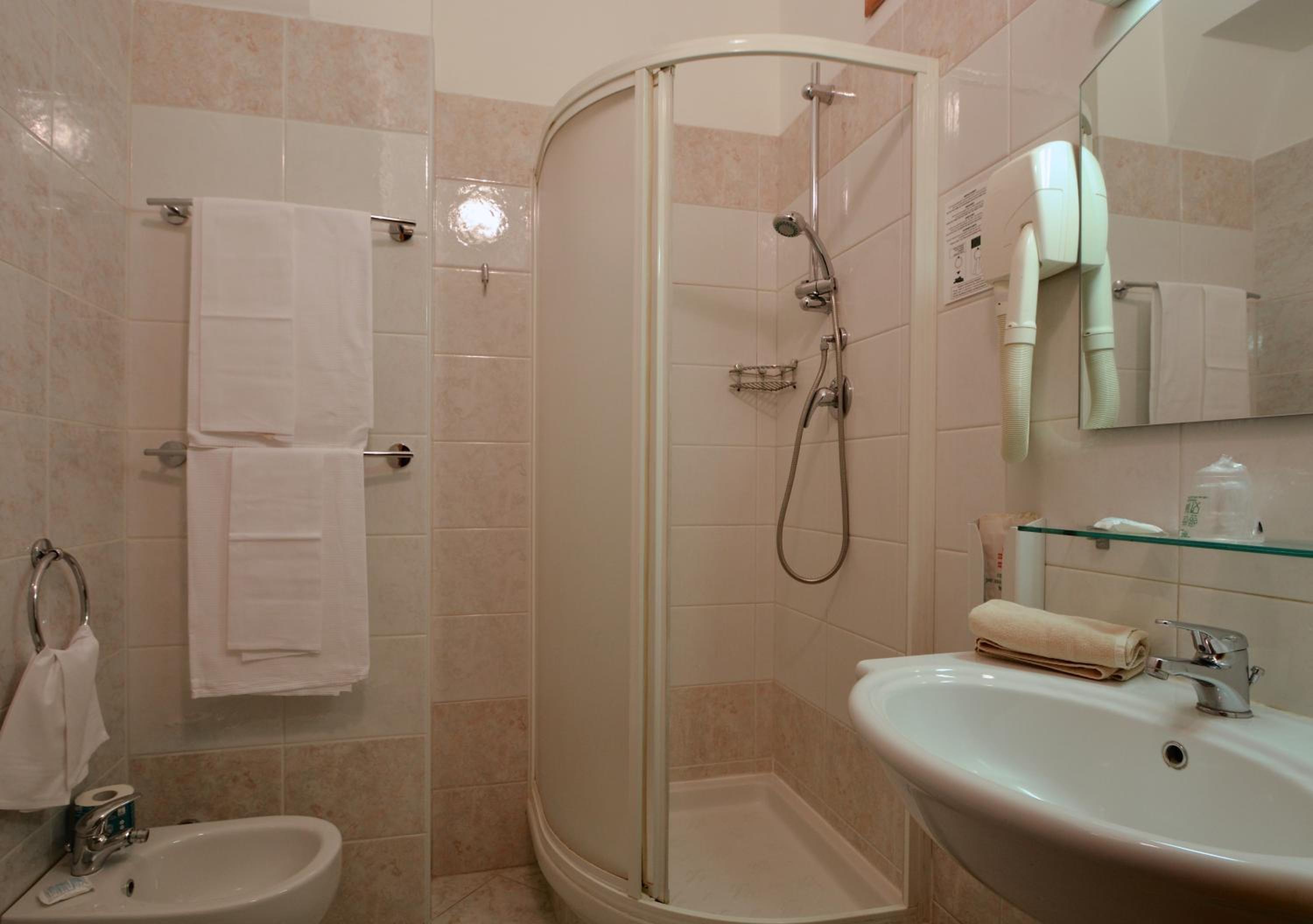 Double Room - Photo 5