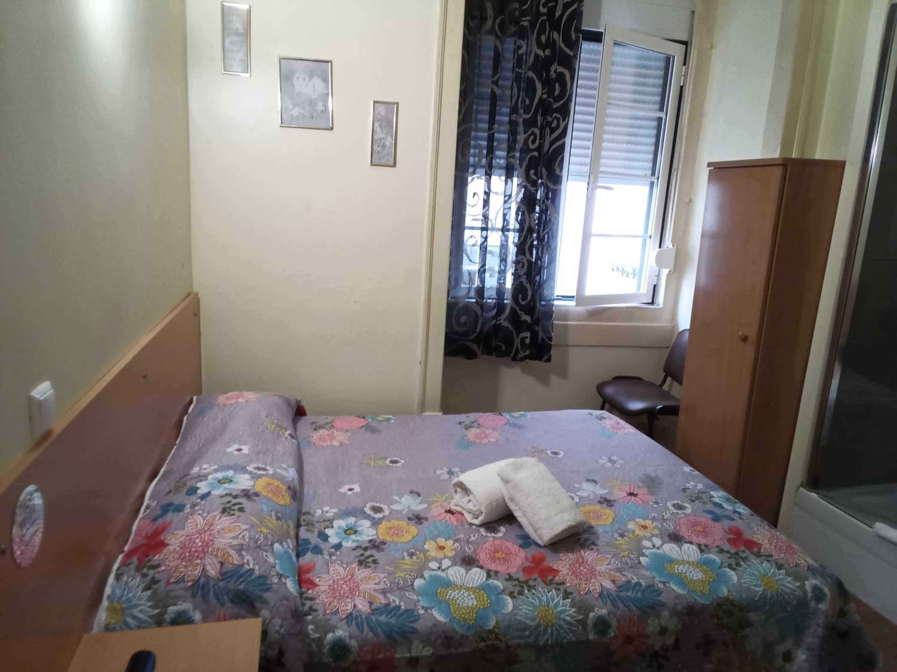 Budget Double Room - Photo 2