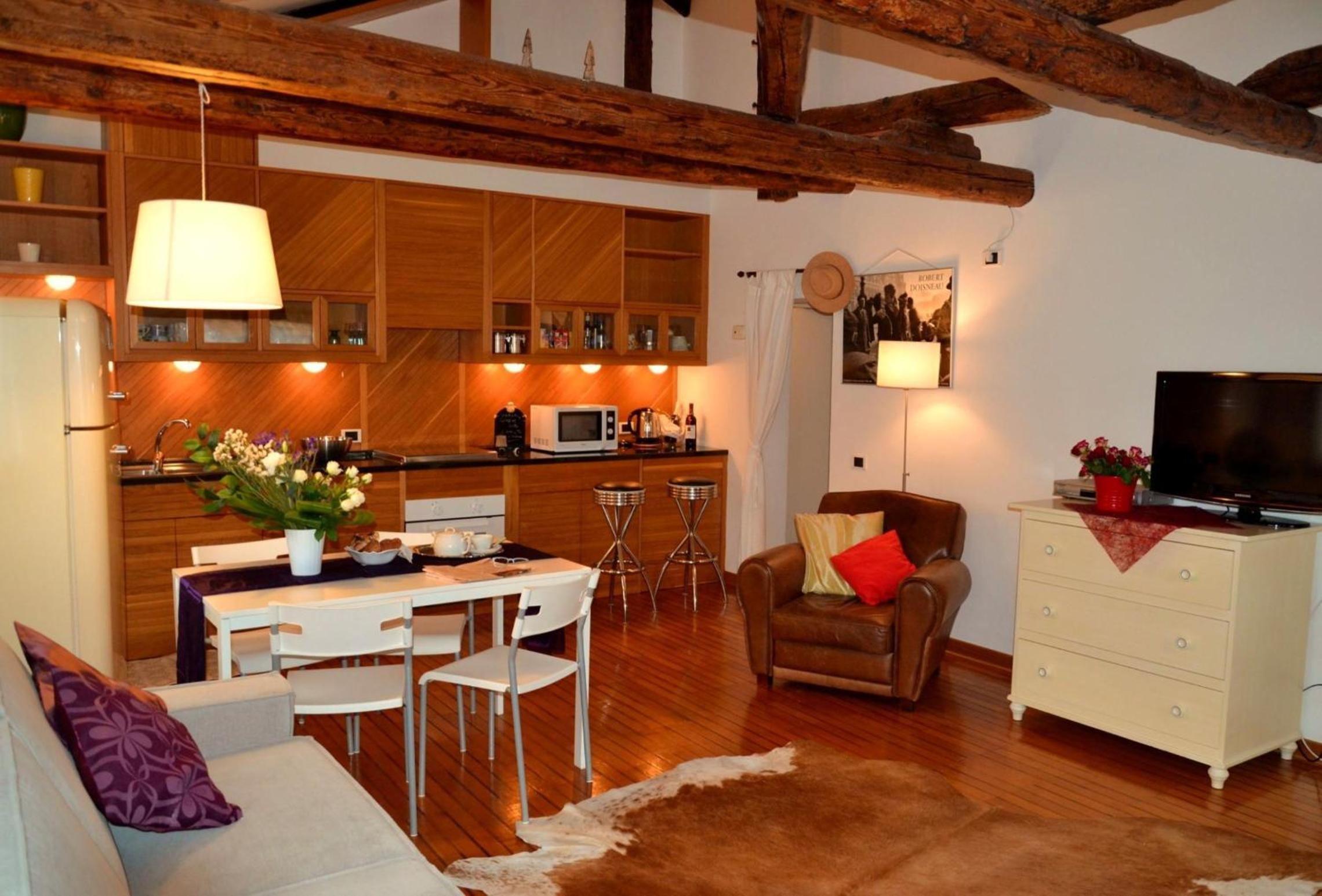 Two-Bedroom Apartment - Split Level photo 2