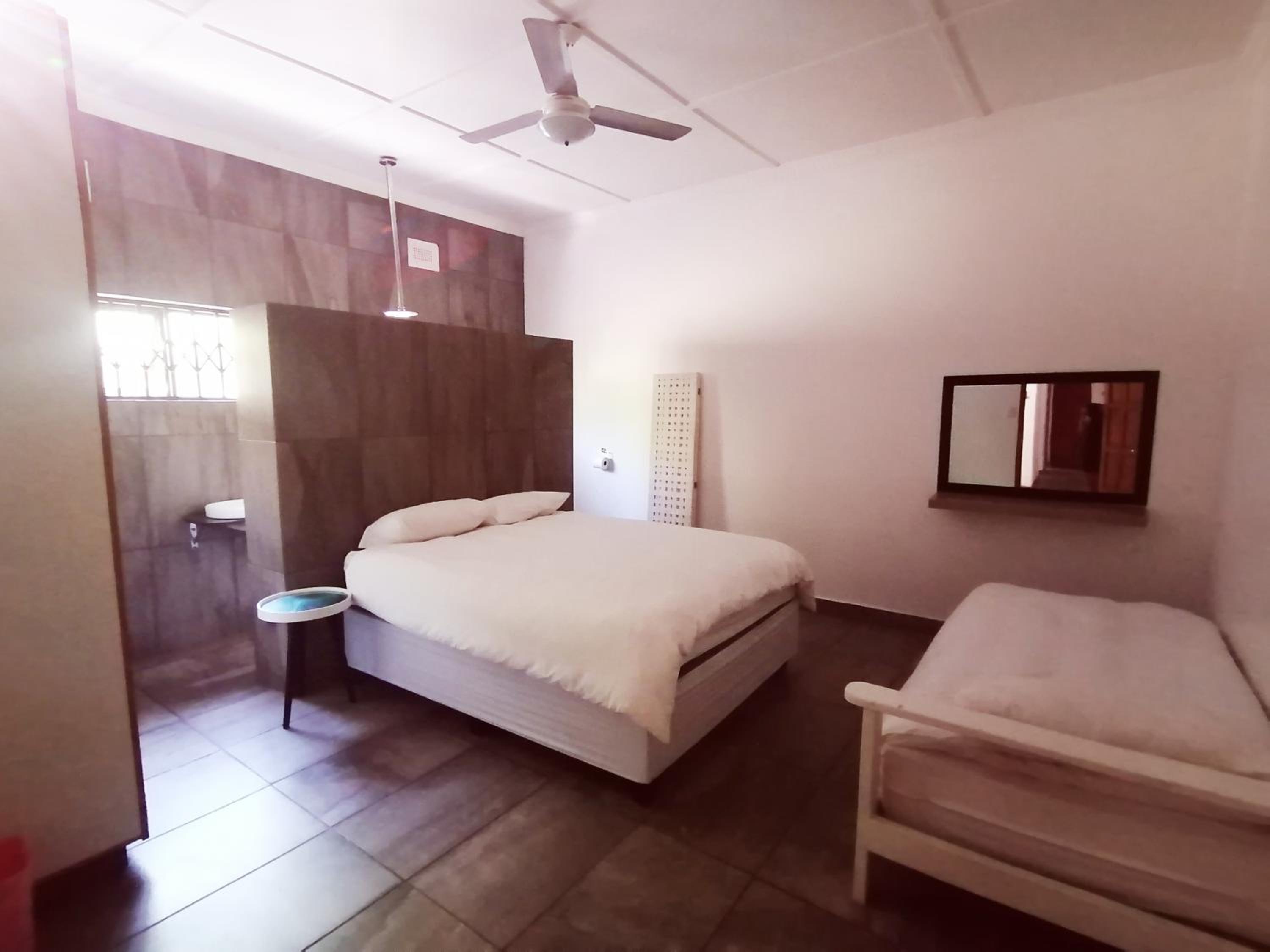 Deluxe Family Suite - Photo 22