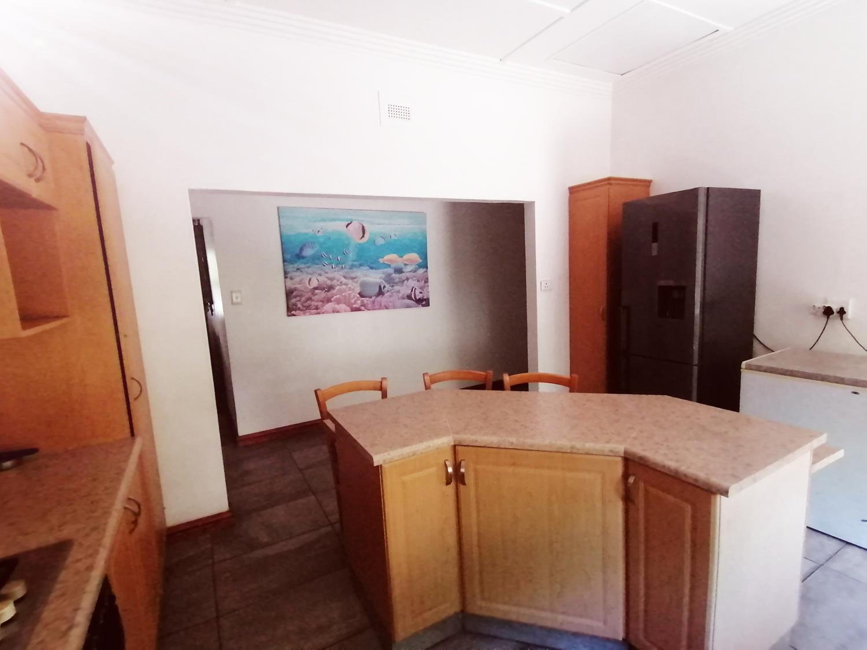 Deluxe Family Suite - Photo 18