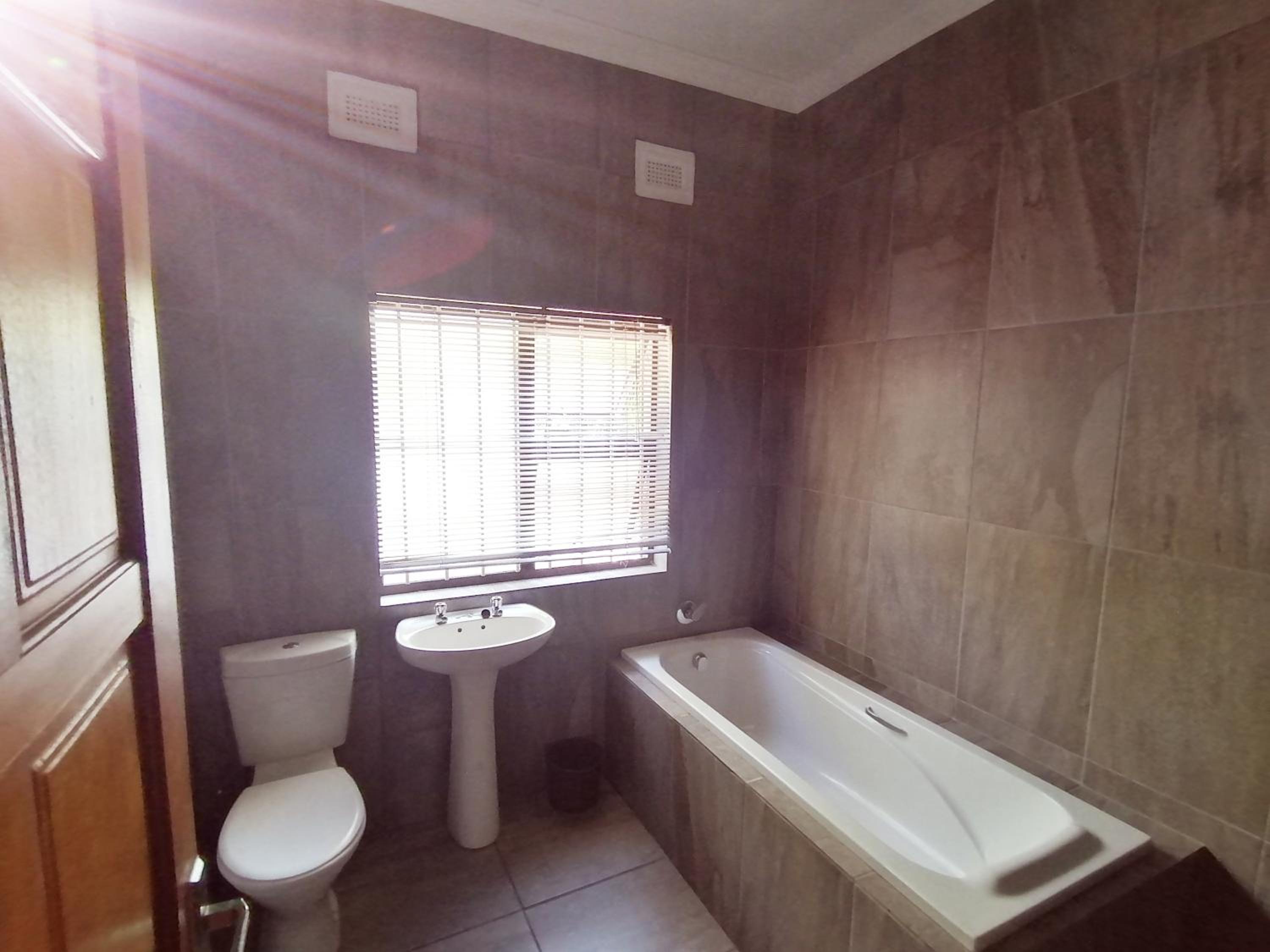 Deluxe Family Suite - Photo 17