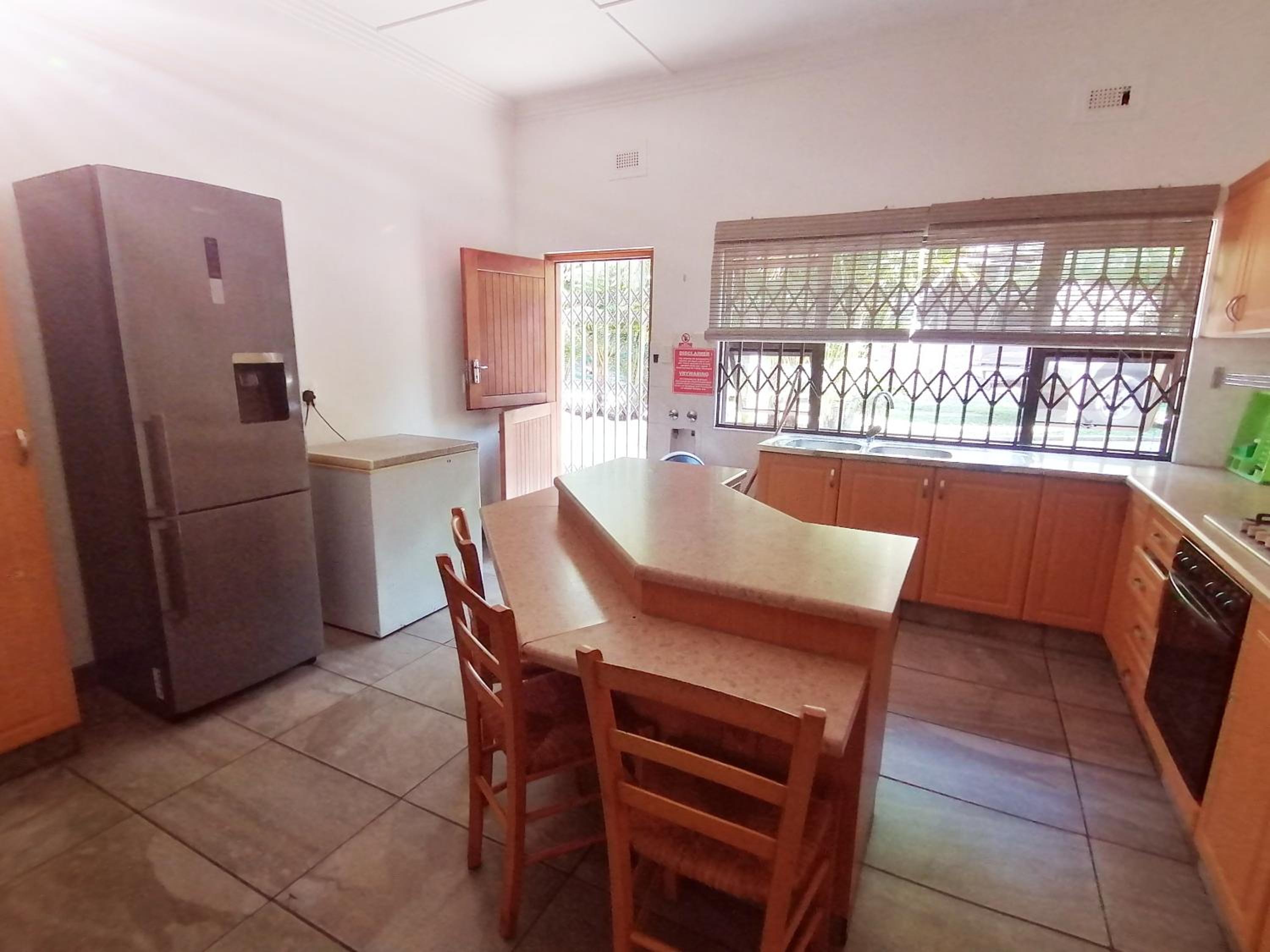 Deluxe Family Suite - Photo 13