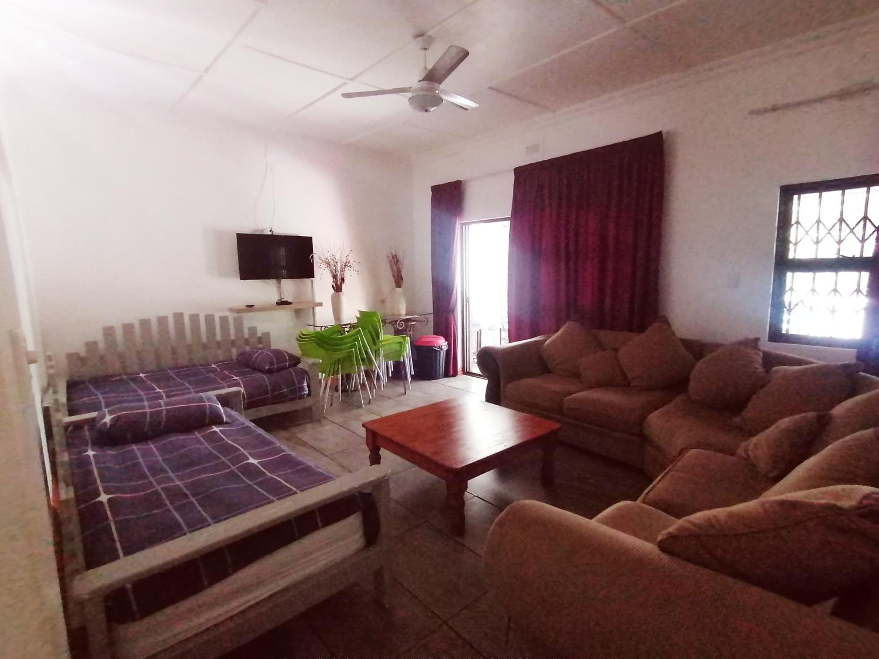 Deluxe Family Suite - Photo 12