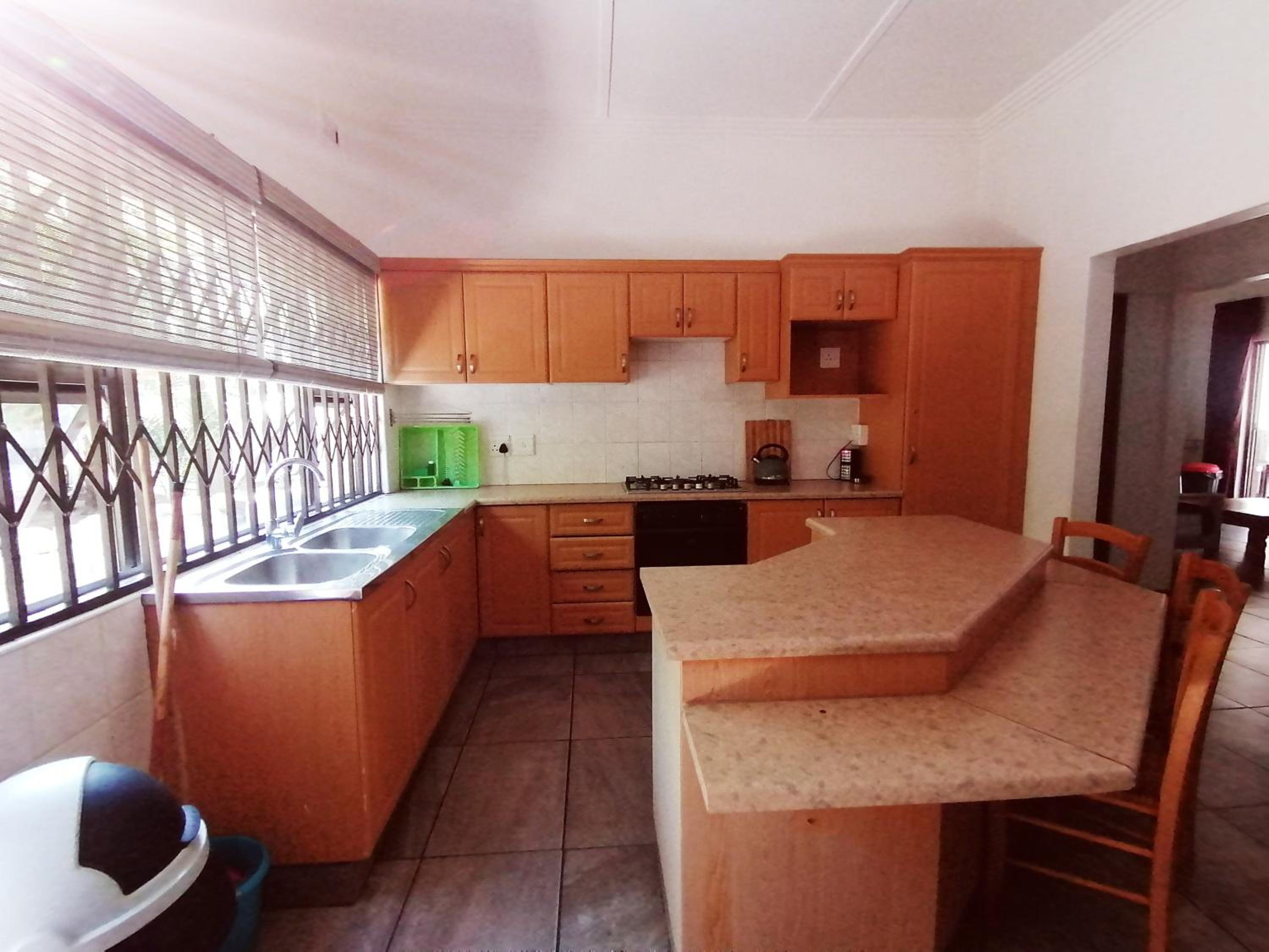 Deluxe Family Suite - Photo 11