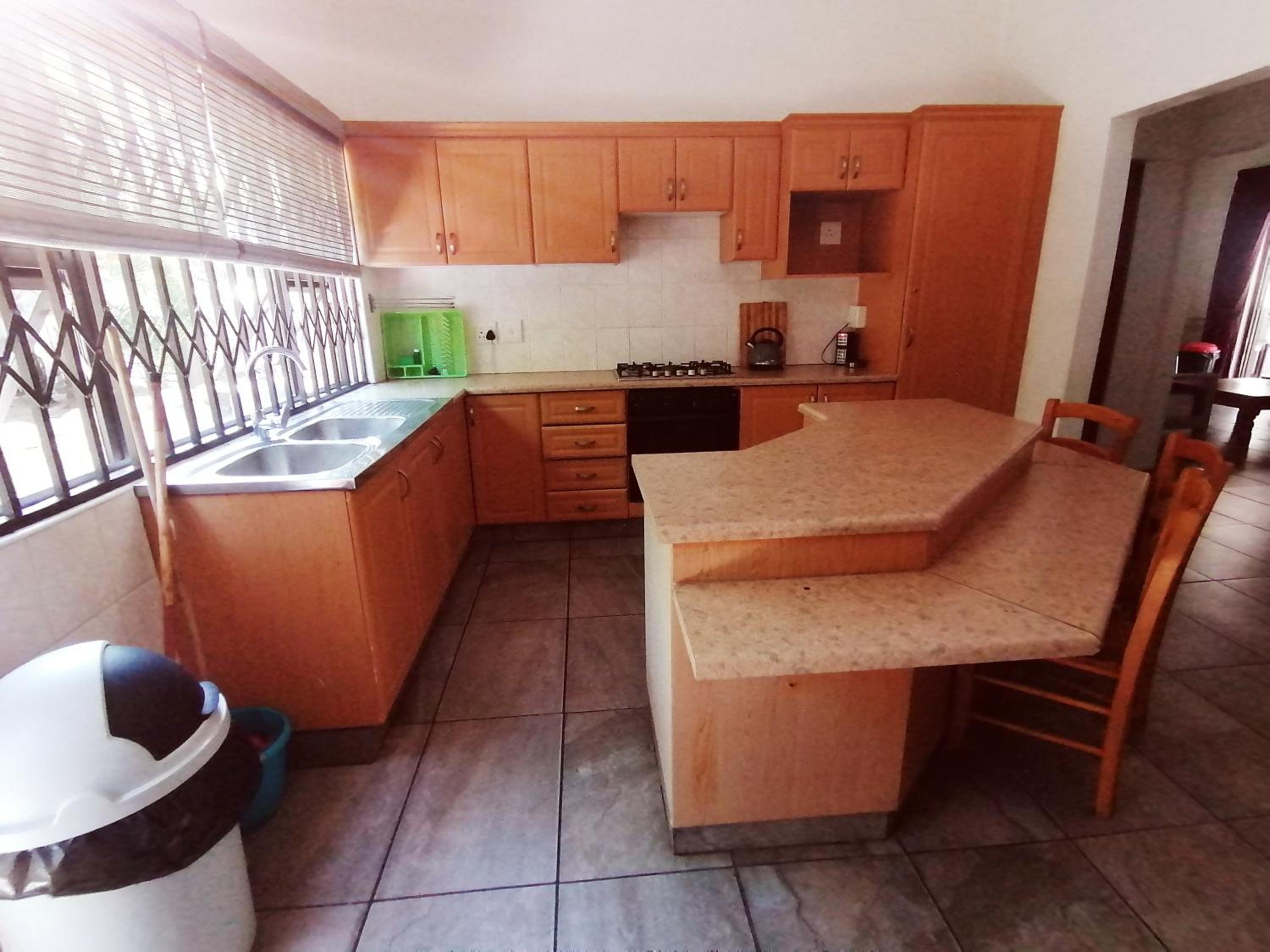 Deluxe Family Suite - Photo 10