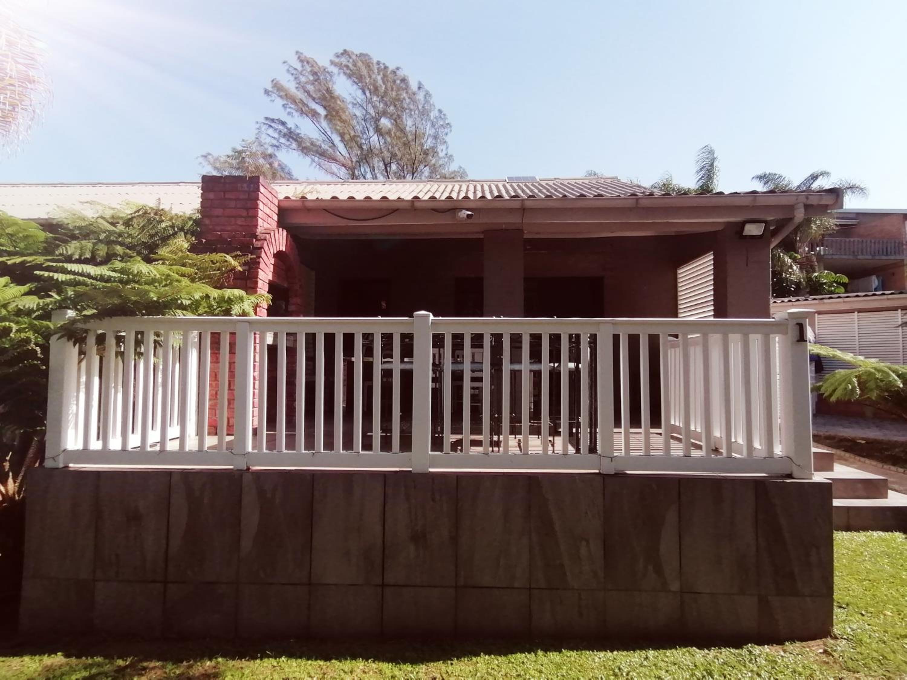 Deluxe Family Suite - Photo 9