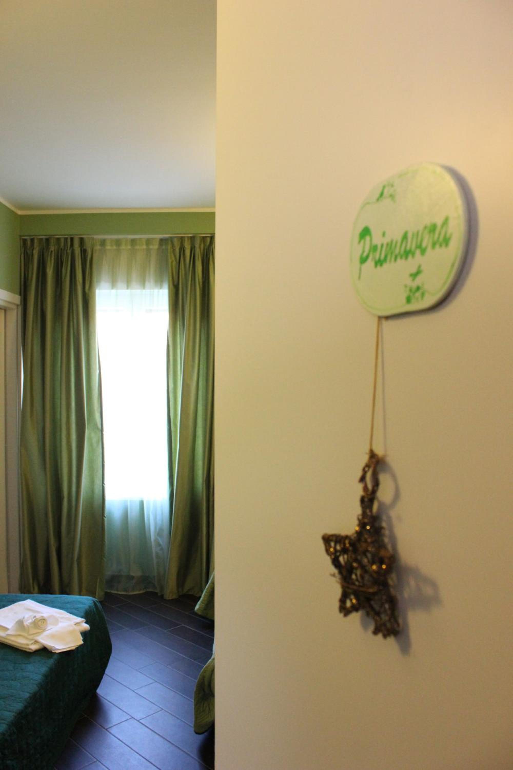 Twin Room - Photo 8