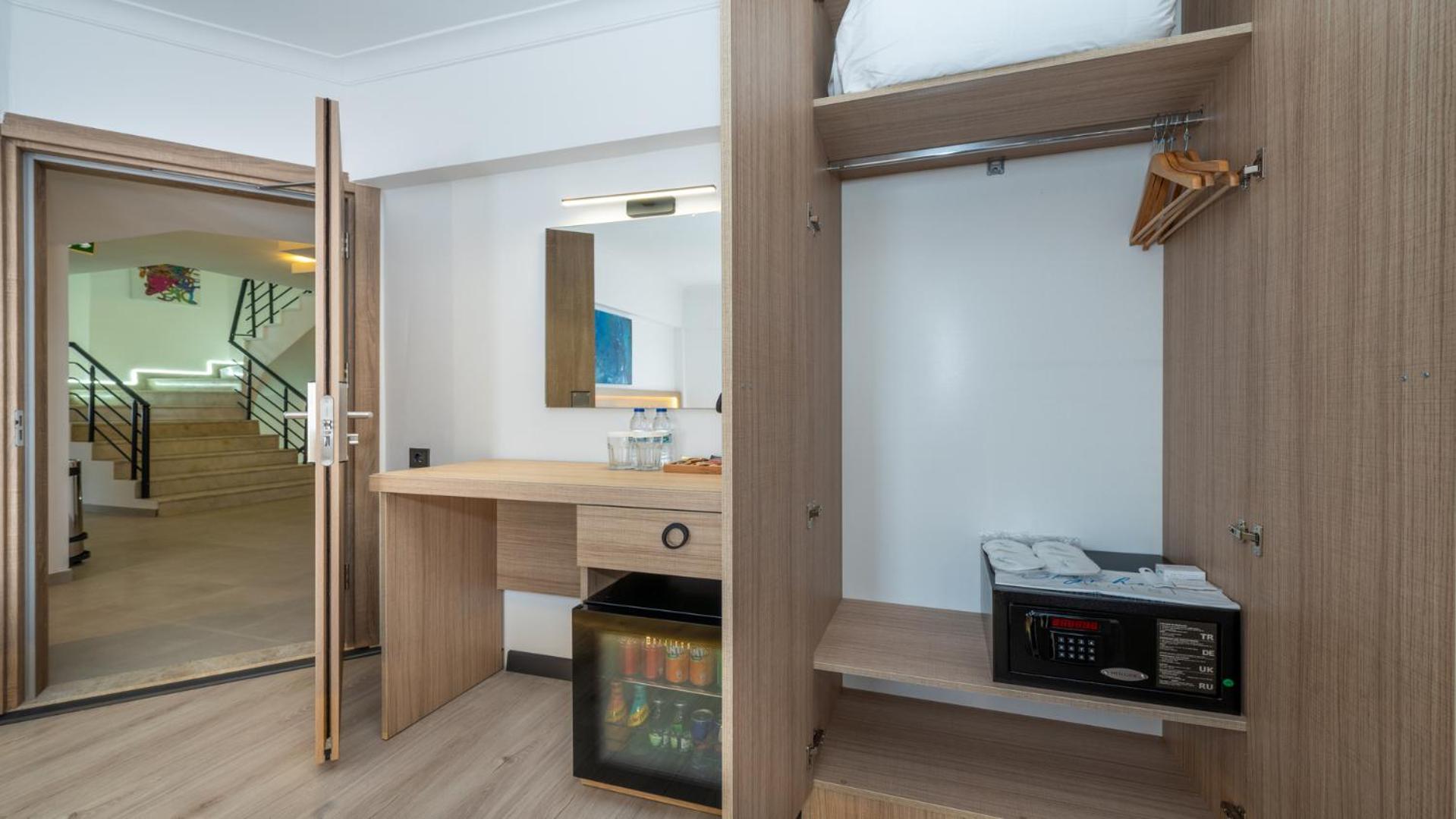 Standard Double Room - Photo 11
