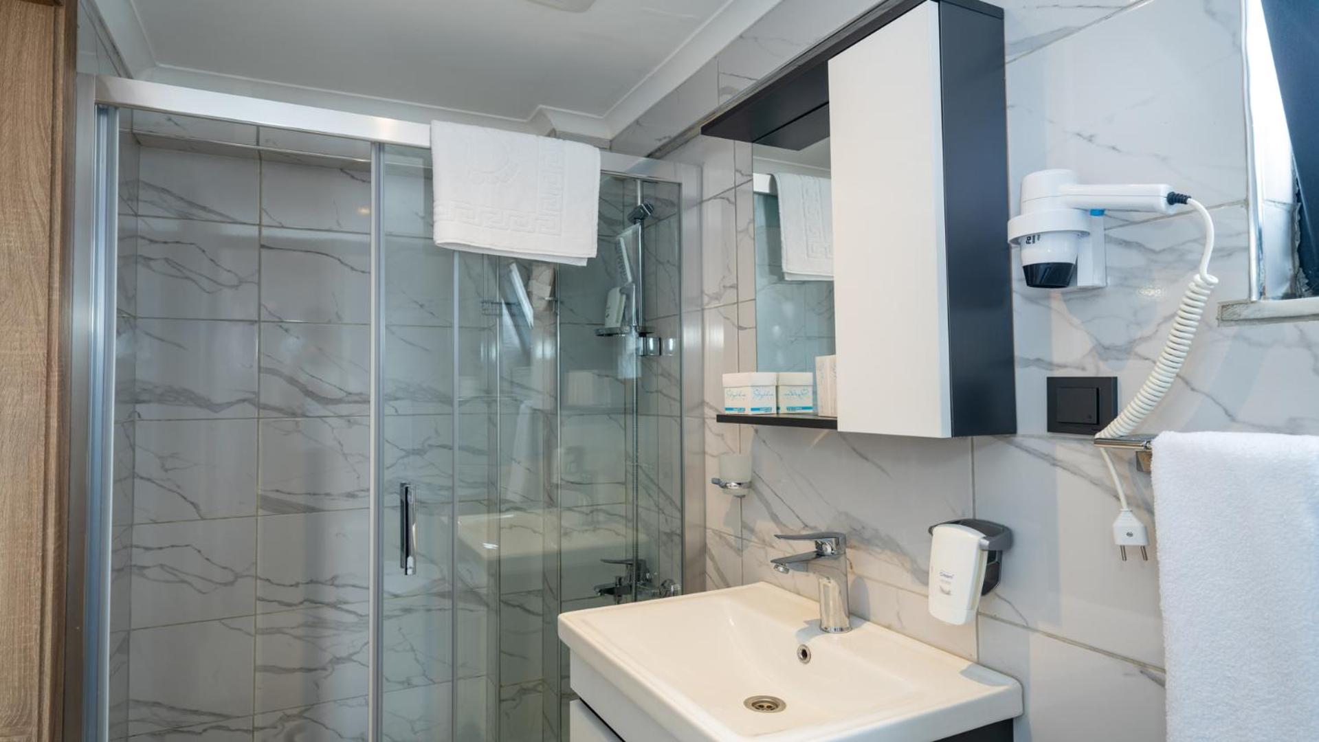 Standard Double Room - Photo 8