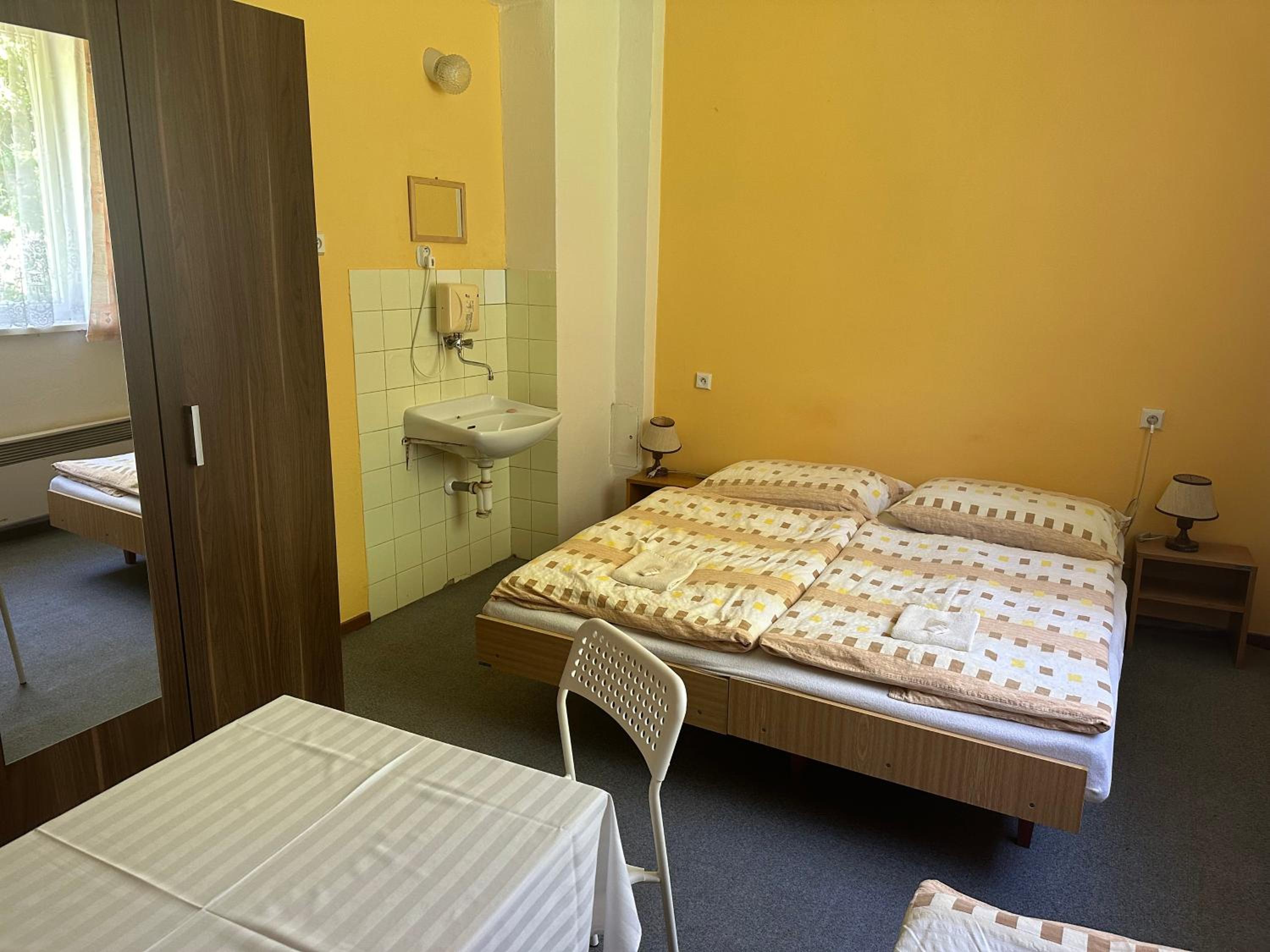 Economy Quadruple Room with Shared Bathroom photo 3