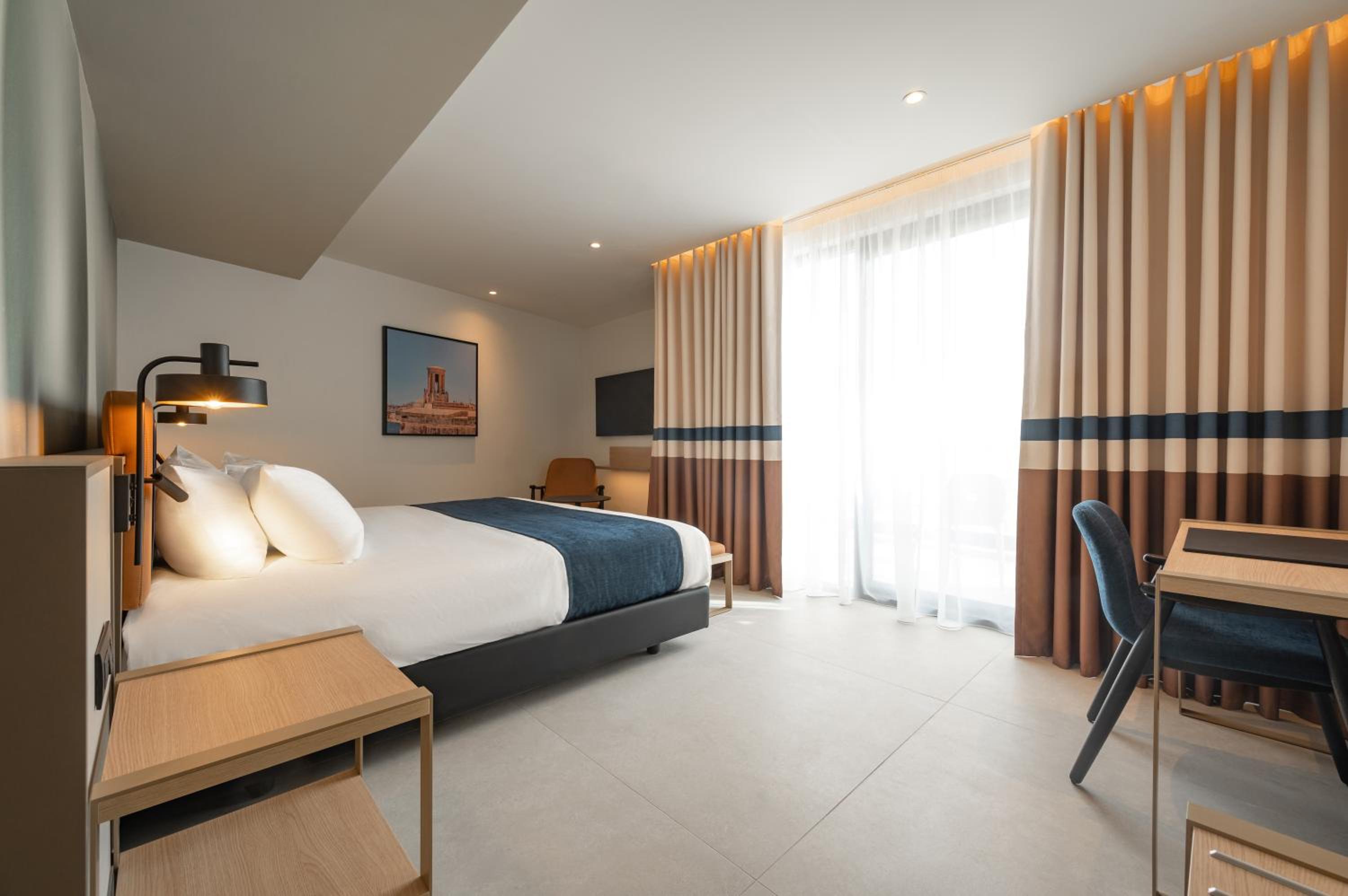 Deluxe Room with Roll-In Shower and Balcony - Disability Access