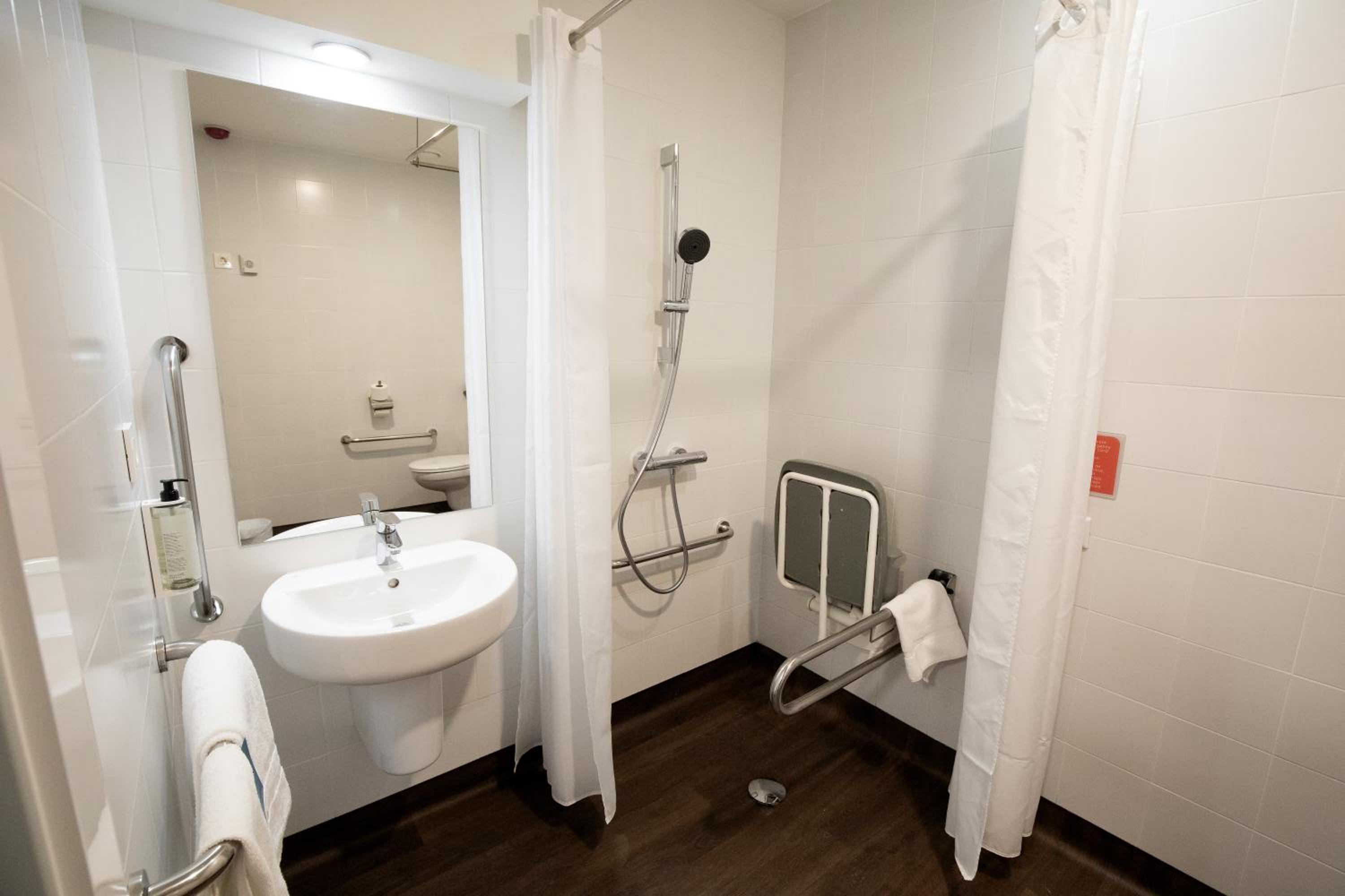 Double or Twin Room - Disability Access photo 2