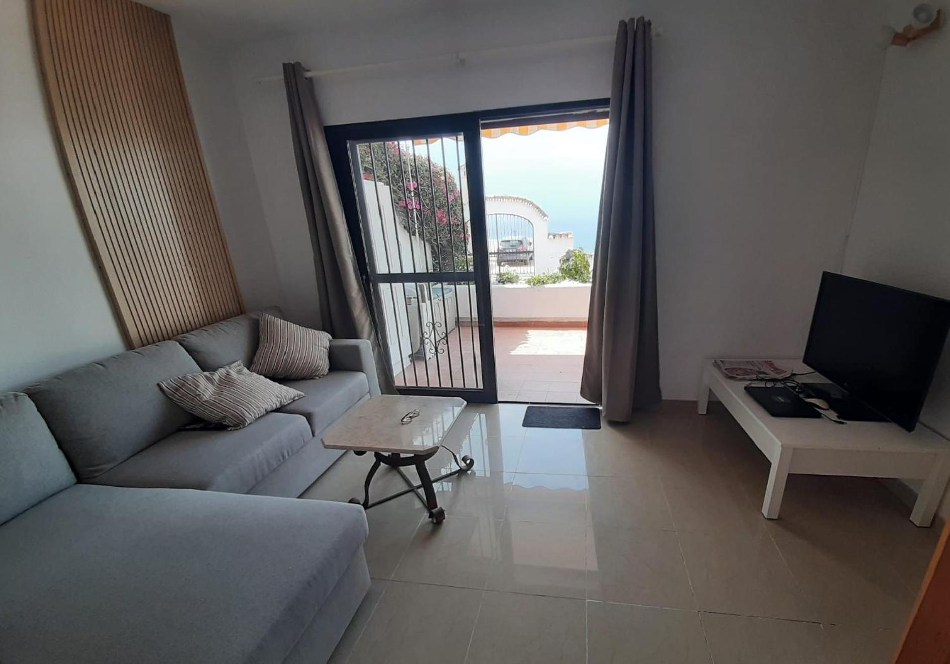 Apartamento de dos habitaciones con terraza y vista al mar