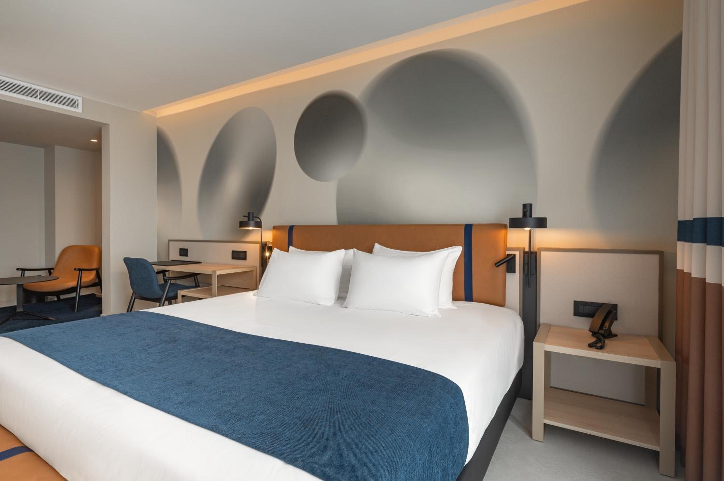 Deluxe room with balcony and side Sea View