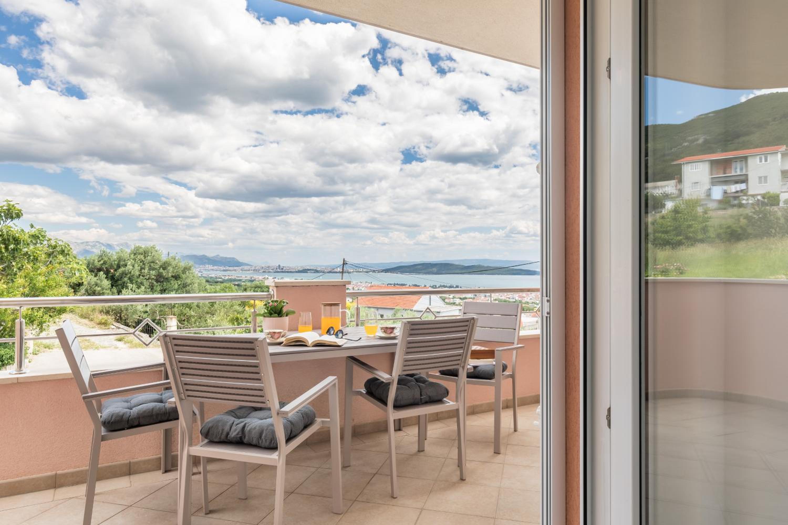 One-Bedroom Apartment with Sea View and Terrace photo 2