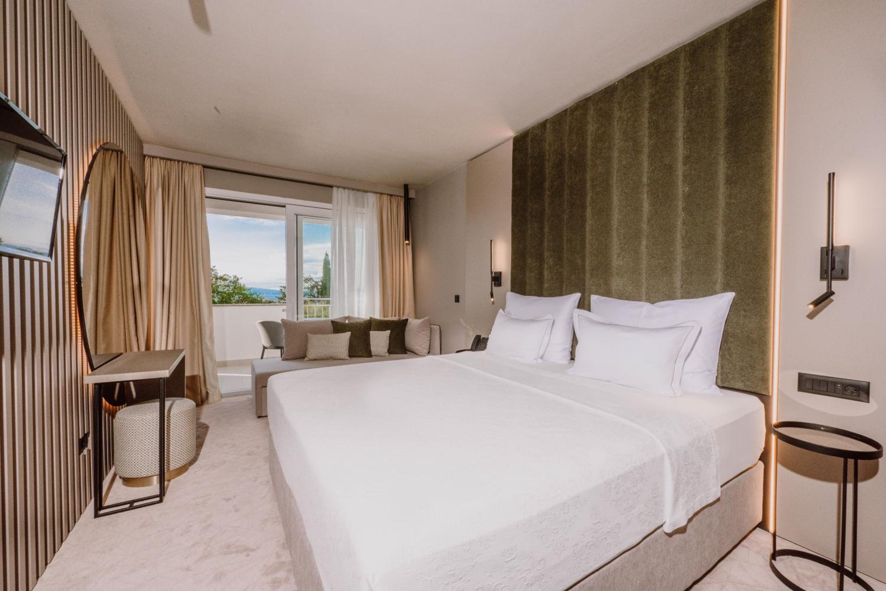 Superior Double Room with Balcony - Photo 2